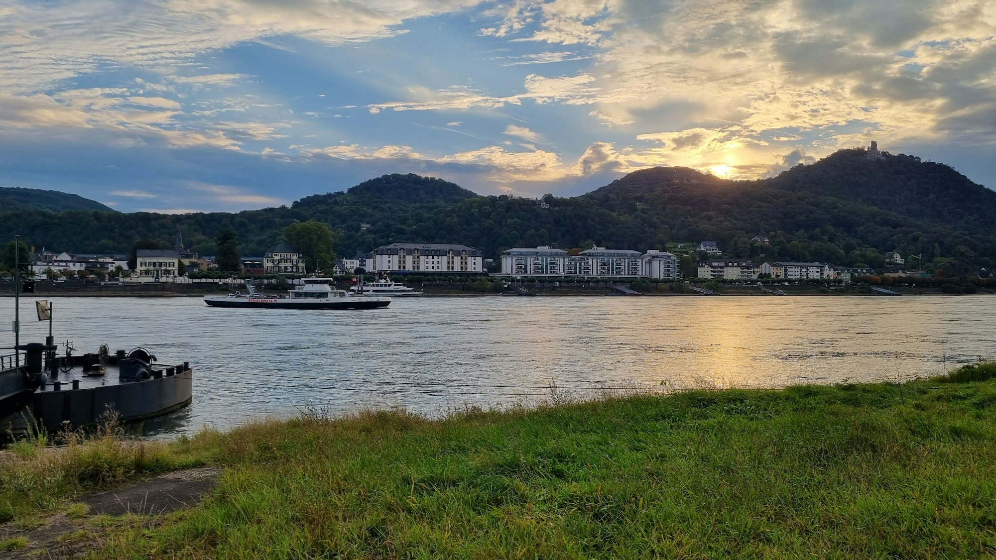 Blick über den Rhein auf Königswinter mit dem Siebengebirge nebst Drachenfels.