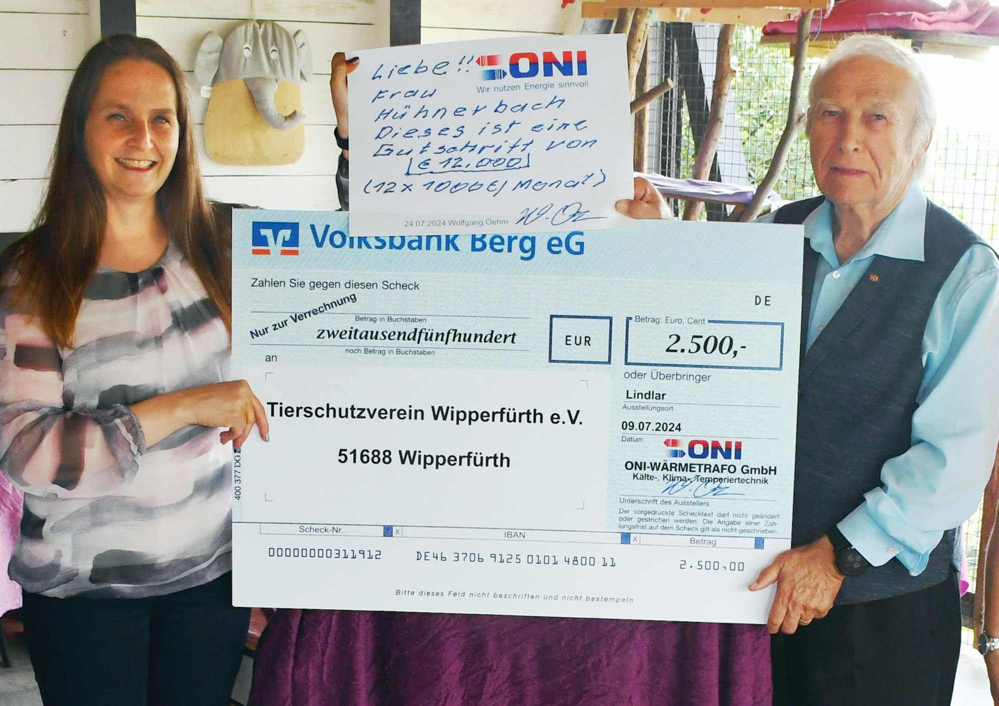 ONI-Firmenchef Wolfgang Oehm überreicht im Wipperfürther Tierheim einen Spendenscheck an Nadine Hühnerbach, die Vorsitzende des Tierschutzsvereins.