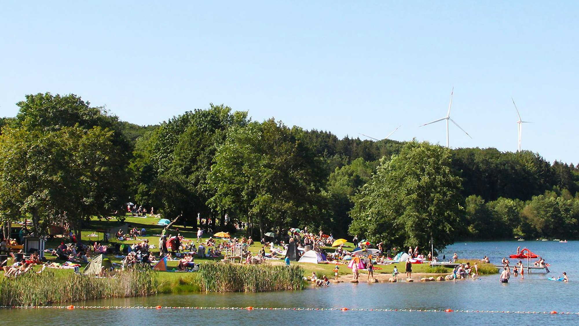 Zahlreiche Badegäste sind im und am Freilinger See bei Blankenheim.