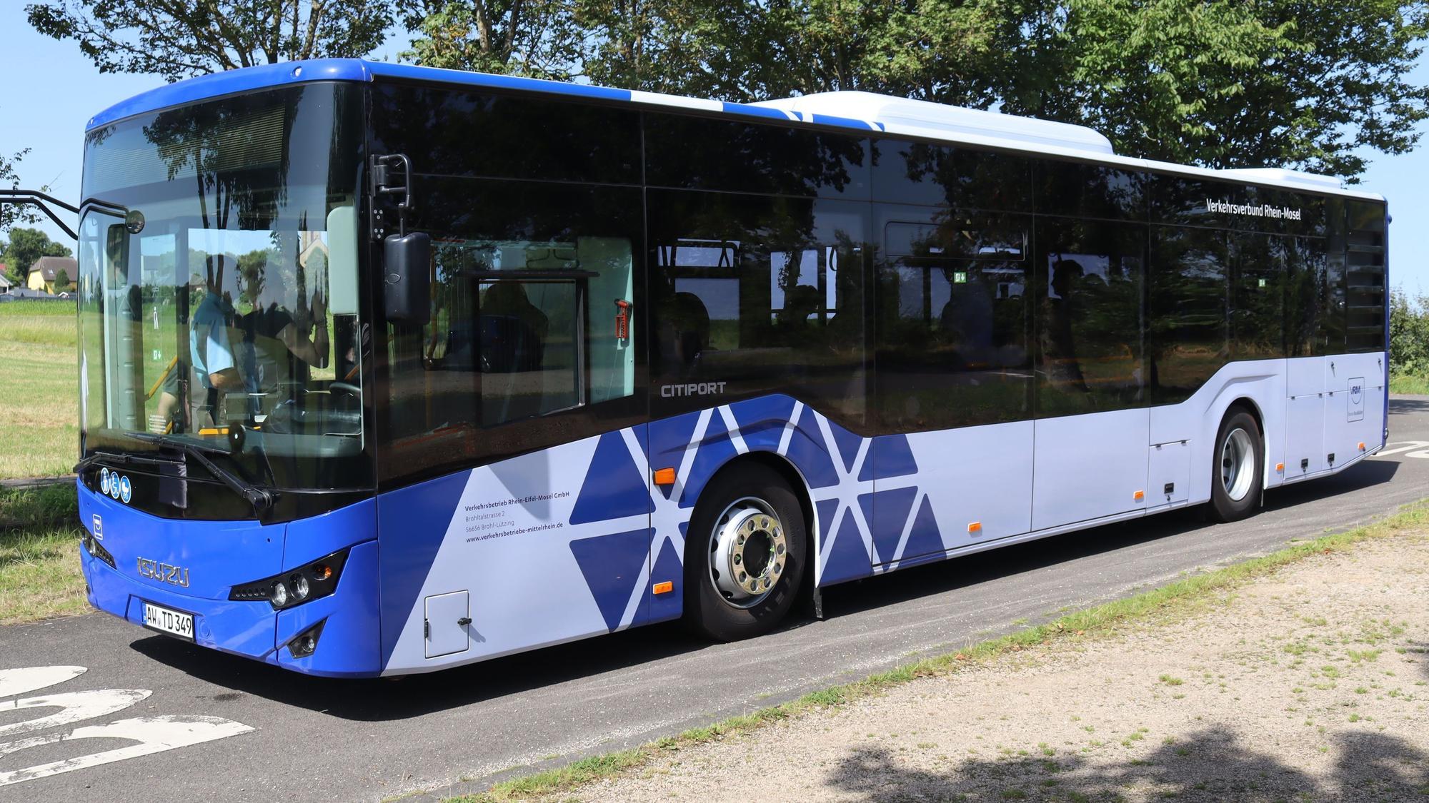 Ein Bus steht auf einem Busparkplatz.