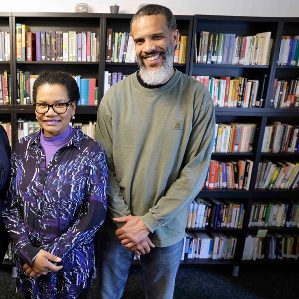 N'joula Baryoh (v.l.), Glenda Obermuller und Lamin Kargbo gründeten 2022 die Theodor Wonja Michael Bibliothek. Ihre Bücher umfassen Literatur von Schwarzen Autorinnen und Autoren und denen, die sich mit Schwarzer Lebensrealität beschäftigen.