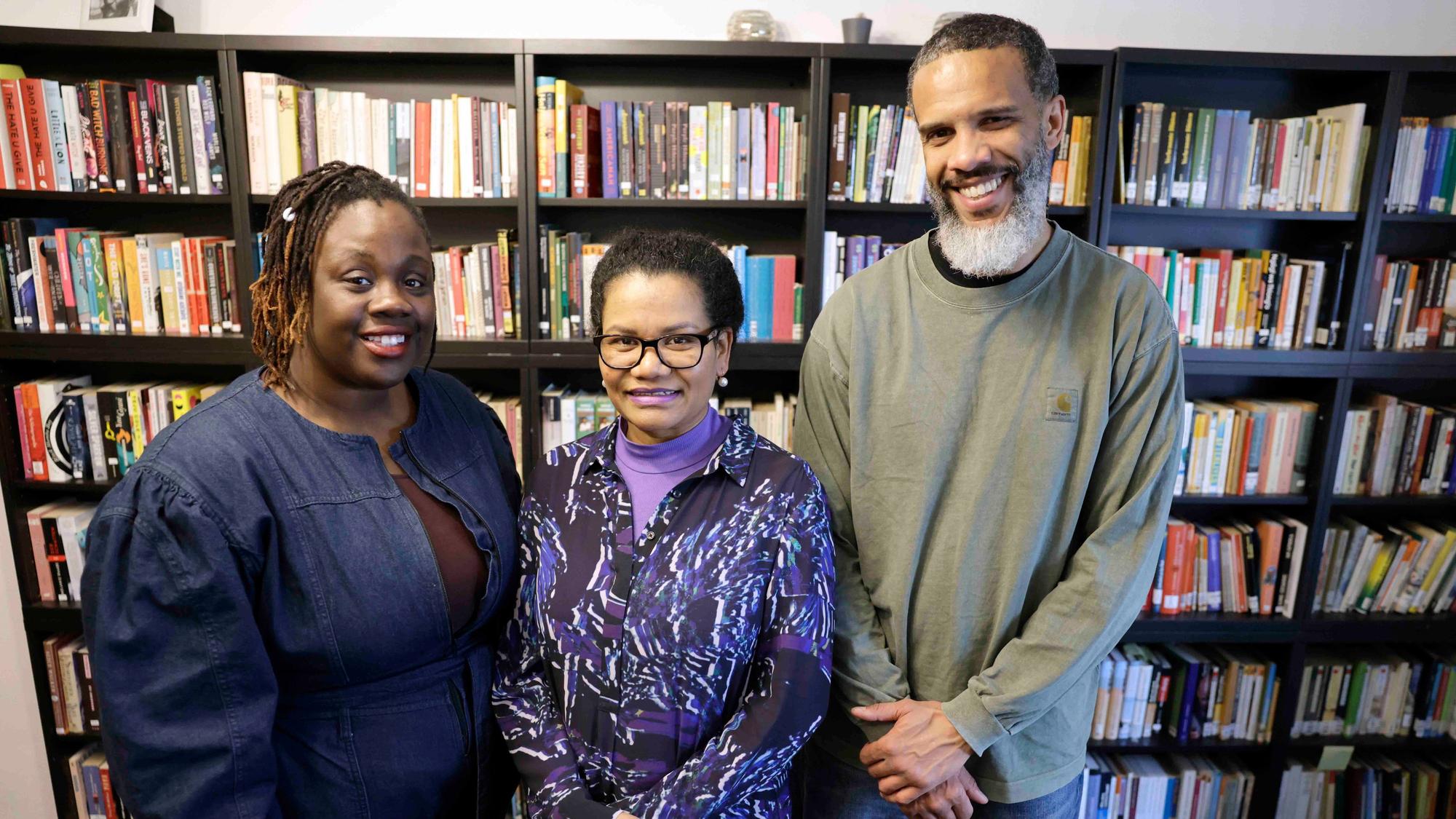 N'joula Baryoh (v.l.), Glenda Obermuller und Lamin Kargbo gründeten die Bibliothek.