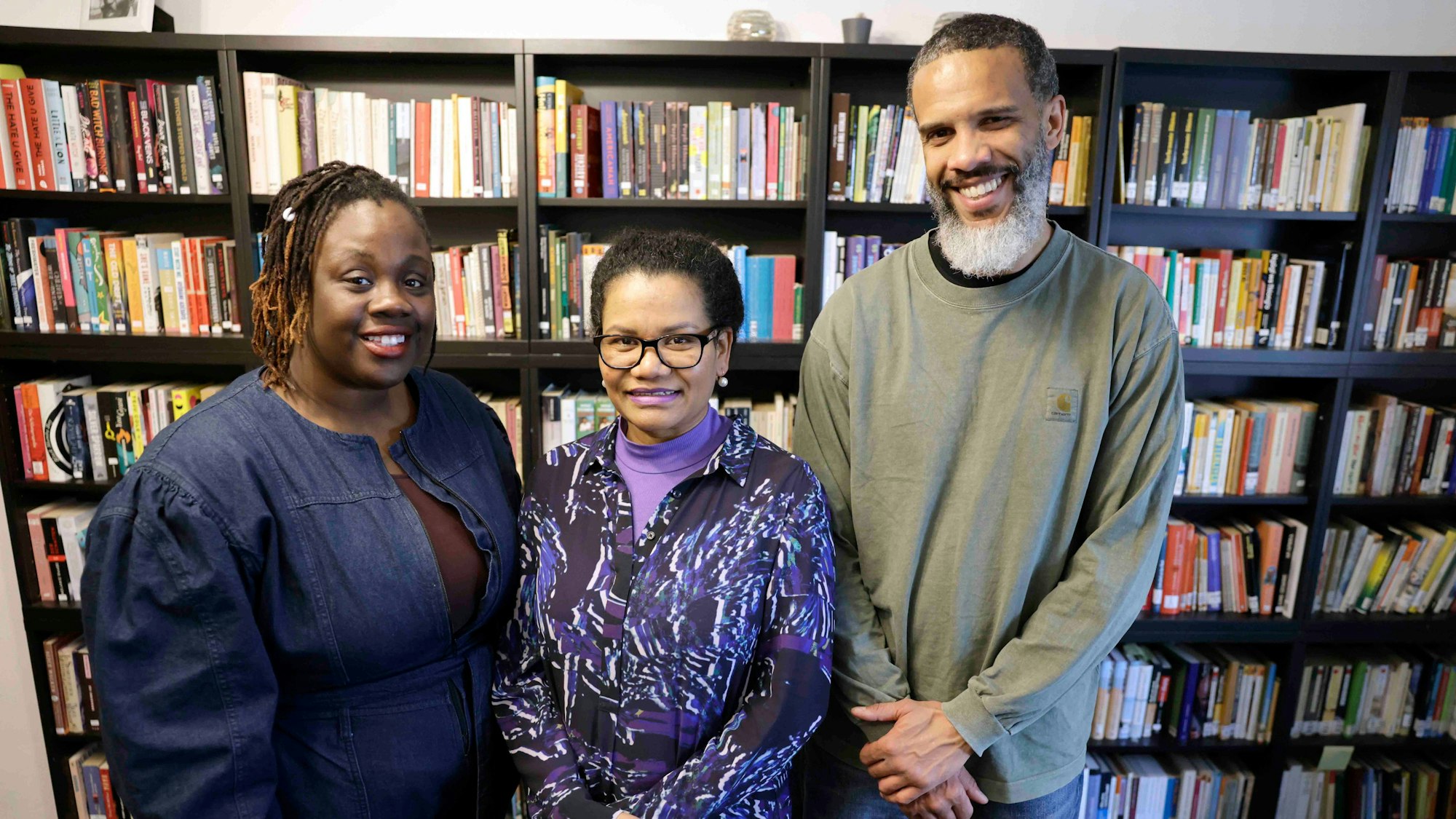 N'joula Baryoh (v.l.), Glenda Obermuller und Lamin Kargbo gründeten die Bibliothek.