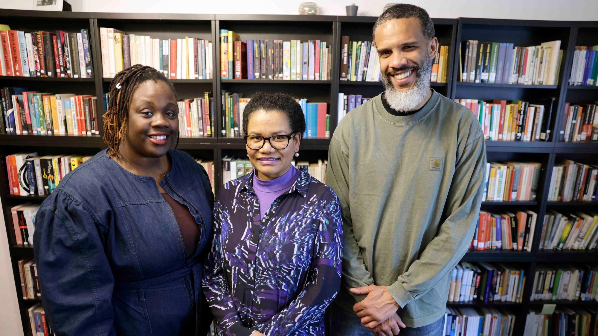 N'joula Baryoh (v.l.), Glenda Obermuller und Lamin Kargbo gründeten 2022 die Theodor Wonja Michael Bibliothek. Ihre Bücher umfassen Literatur von Schwarzen Autorinnen und Autoren und denen, die sich mit Schwarzer Lebensrealität beschäftigen.