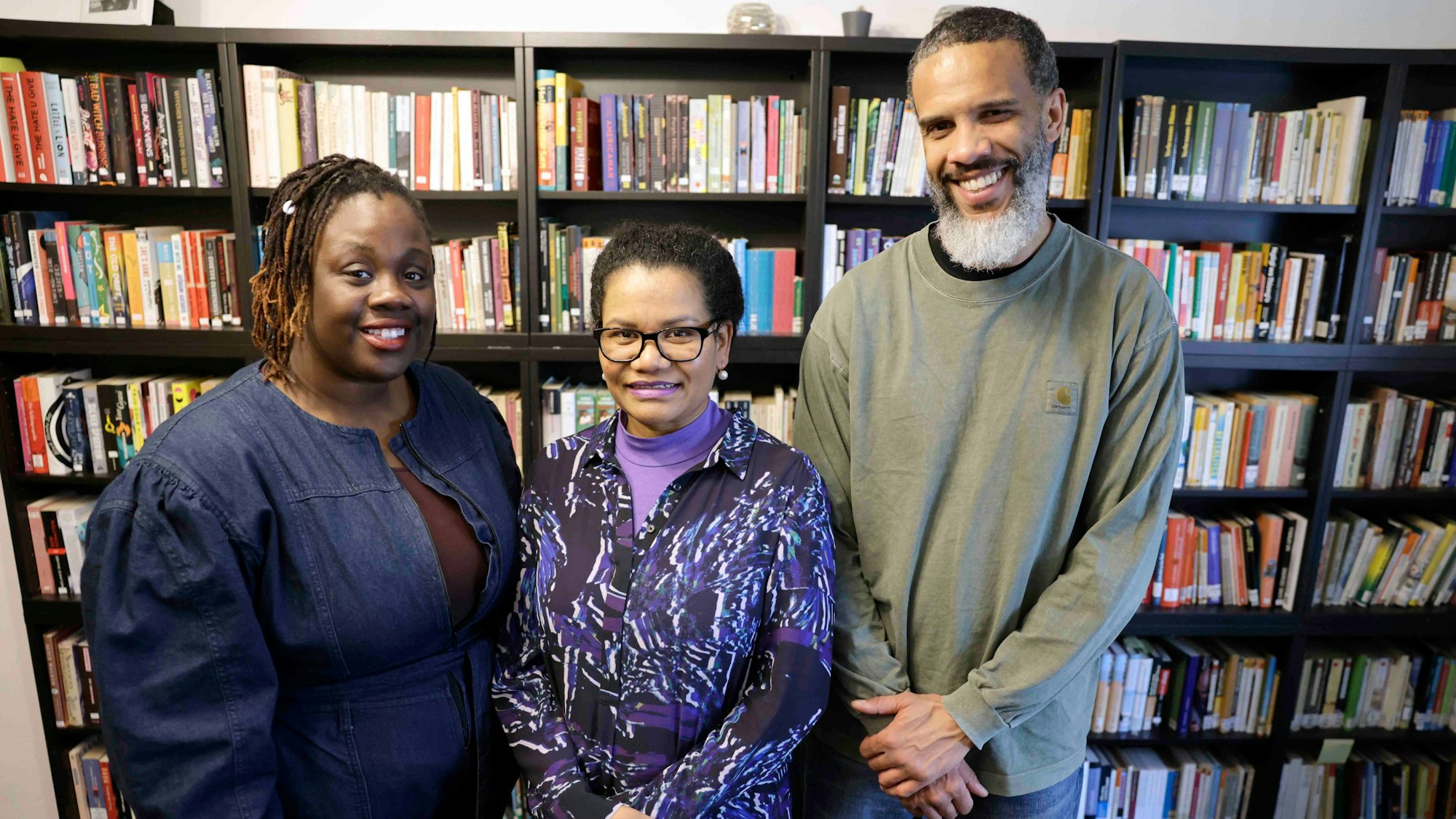Das Gründerteam der Bibliothek in den alten Räumlichkeiten: N'joula Baryoh (l.), Glenda Obermuller und Lamin Kargbo.