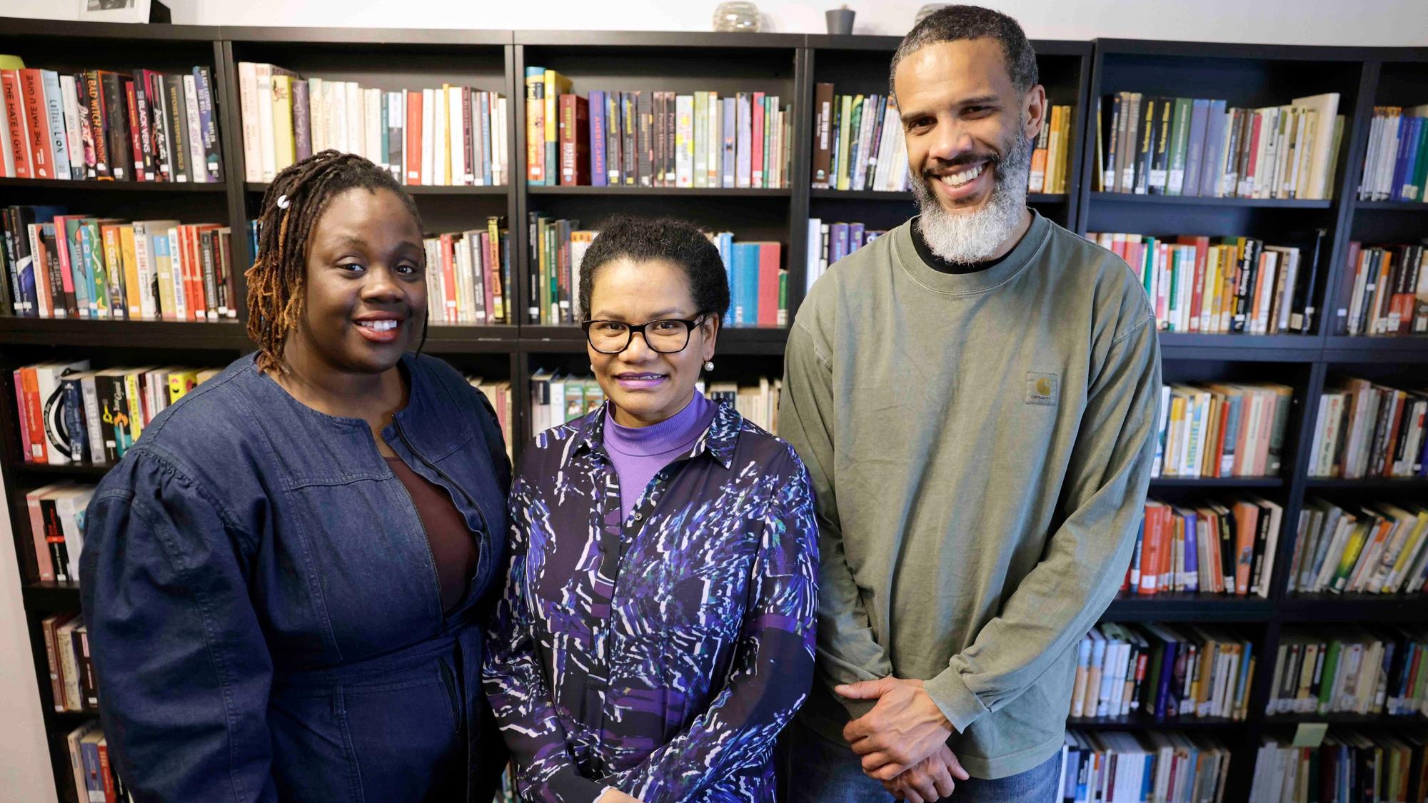 Gegründet haben die Bibliothek N'joula Baryoh (l.), Glenda Obermuller und Lamin Kargbo.