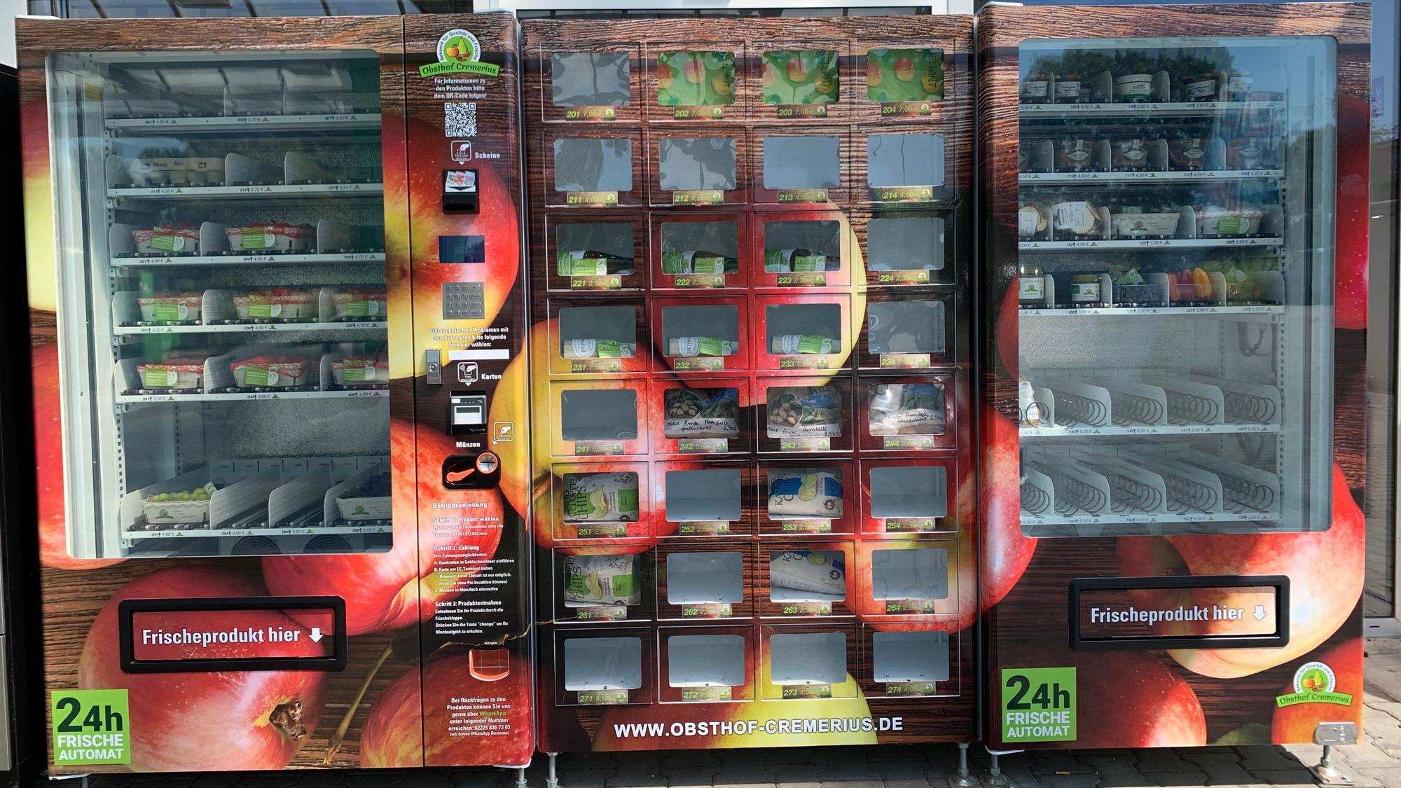 Der zweite Frischeautomat des Obsthof Cremerius steht an der Raiffeisen-Tankstelle in Rheinbach.