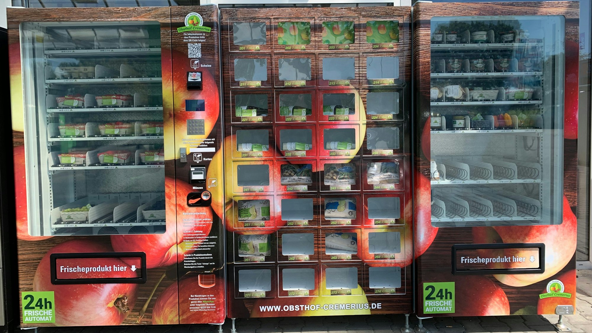 Der zweite Frischeautomat des Obsthof Cremerius steht an der Raiffeisen-Tankstelle in Rheinbach.