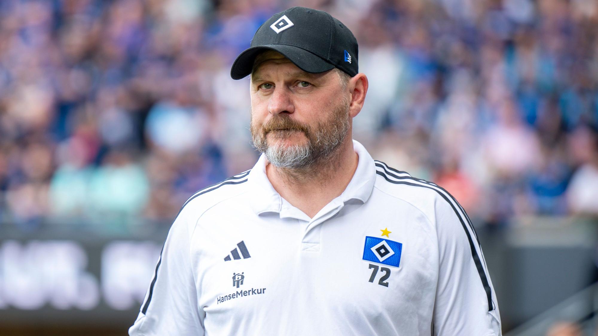 Hamburgs Trainer Steffen Baumgart betritt das Stadion.