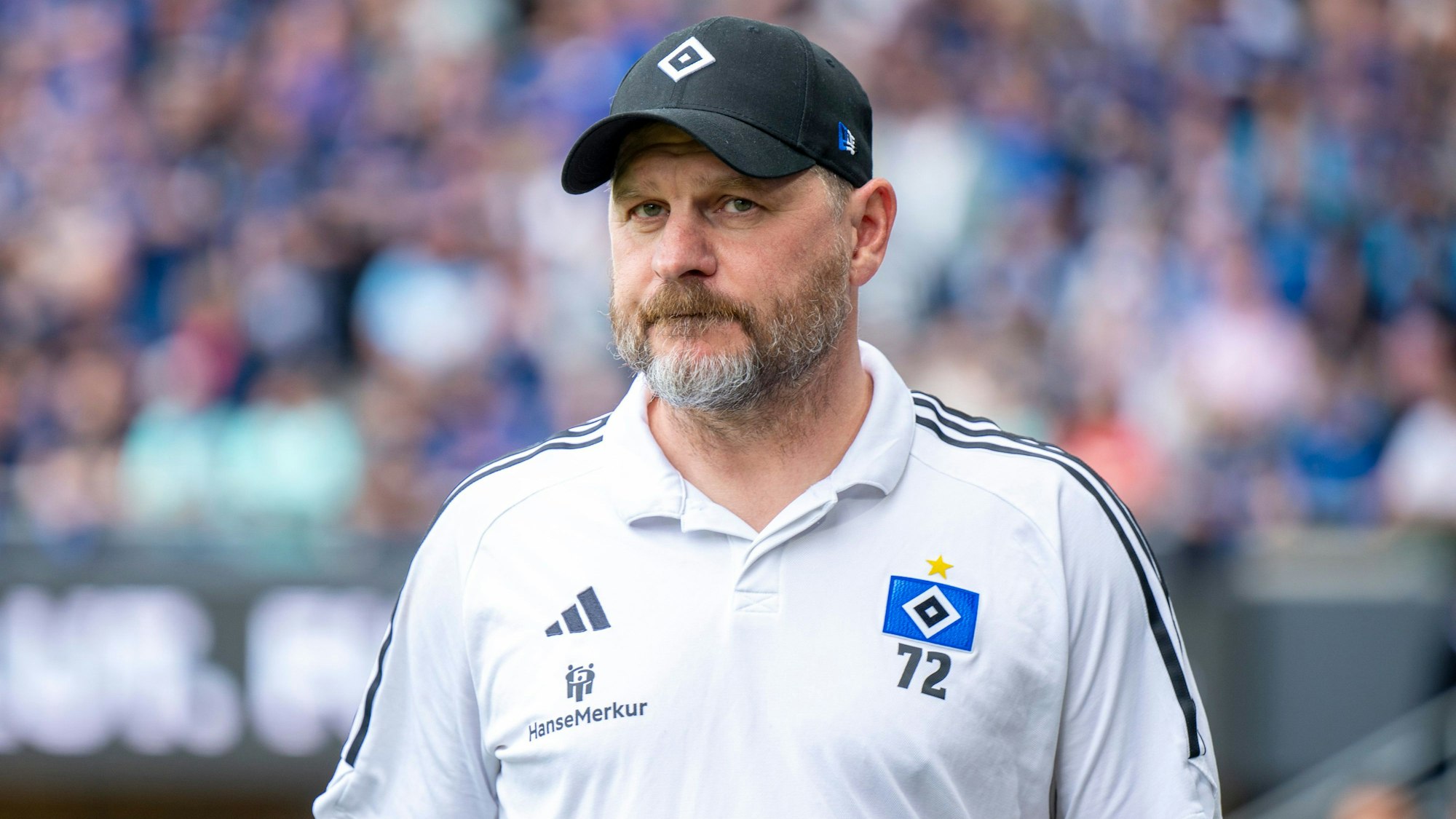 Hamburgs Trainer Steffen Baumgart betritt das Stadion.