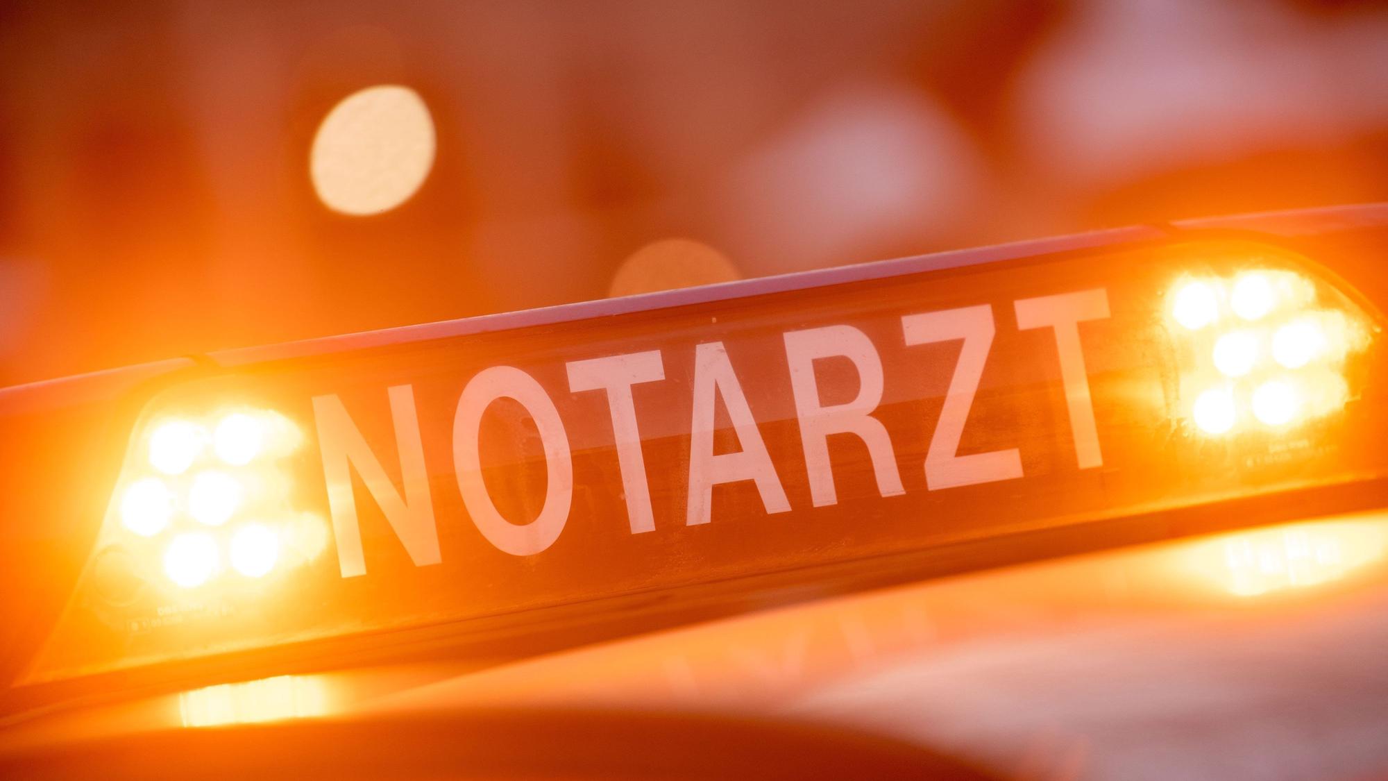 Ein Dachschild mit der Aufschrift „Notarzt“.