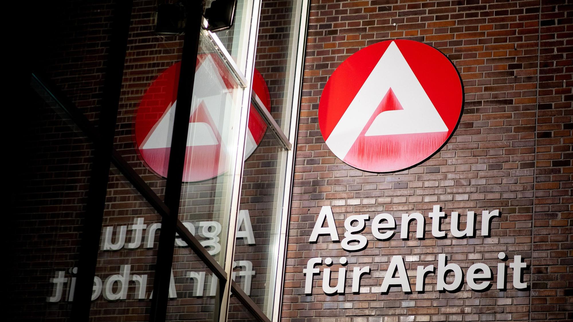 Der Schriftzug „Agentur für Arbeit“ hängt am Gebäude der Bundesagentur für Arbeit im Stadtzentrum. Die Bundesagentur für Arbeit gibt am Mittwoch (31.01.2024) Arbeitsmarktzahlen für den Januar bekannt. +++ dpa-Bildfunk +++