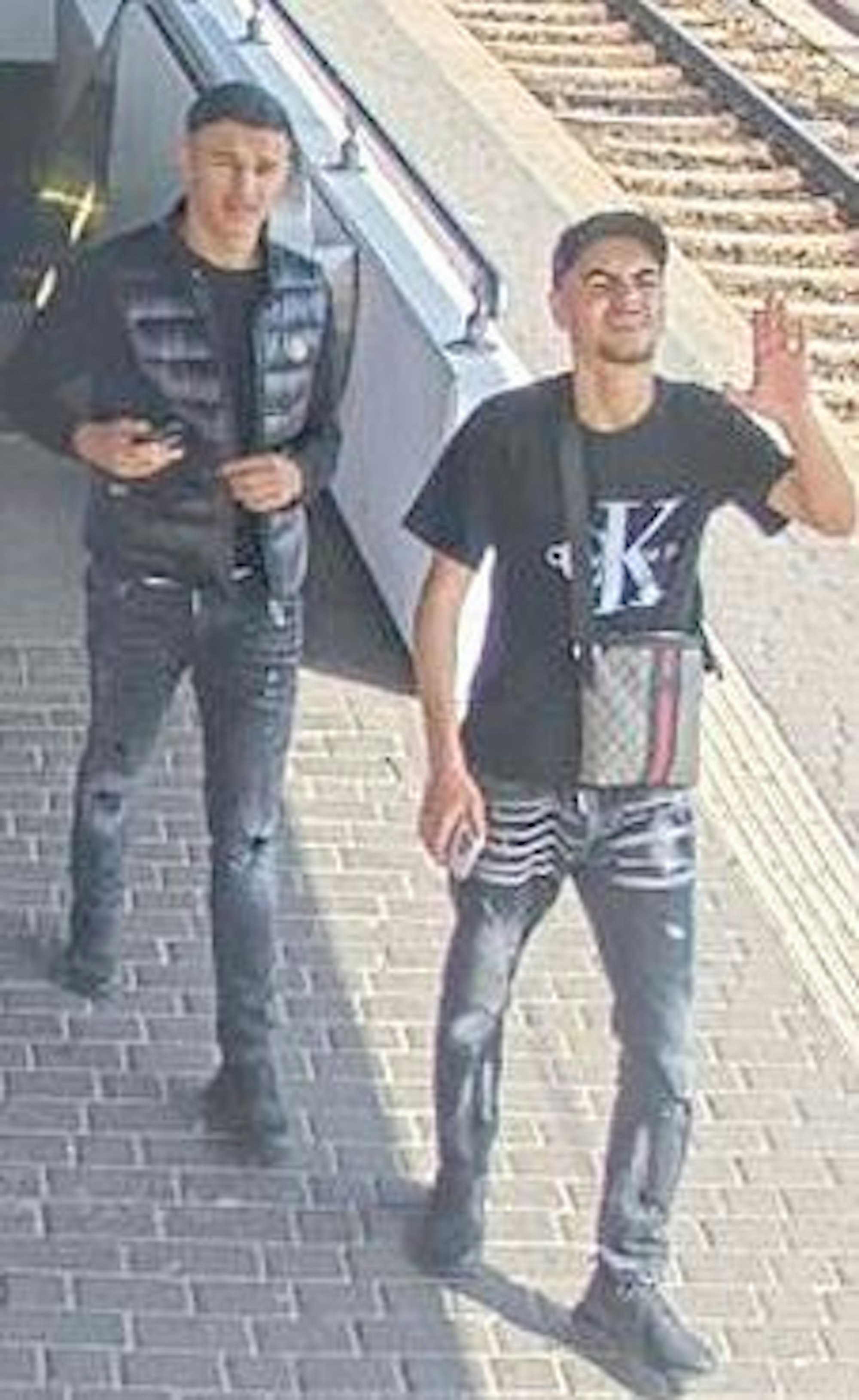 Die beiden Tatverdächtigen sind auf dem Bild zu sehen.