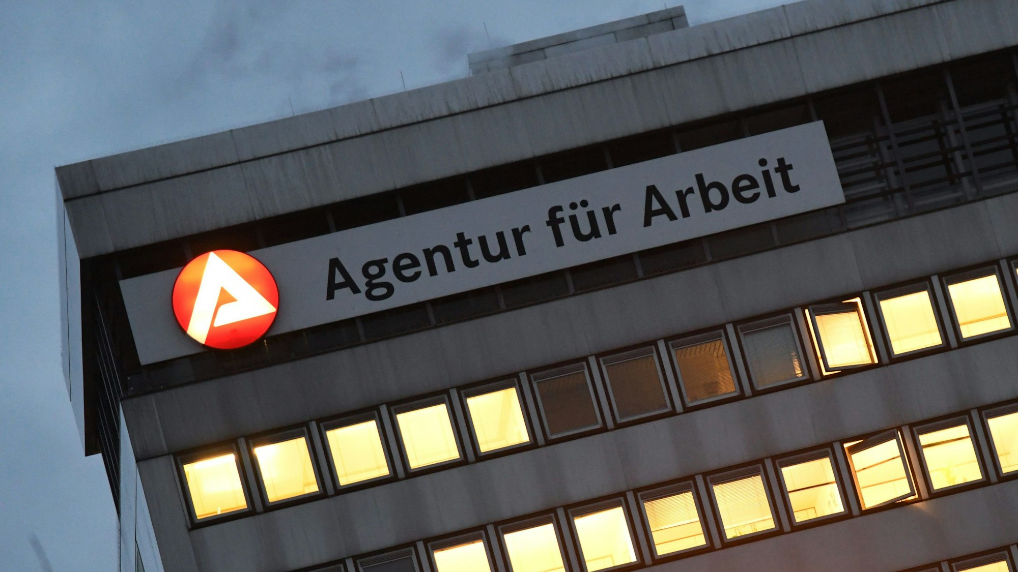 In den Büros der Agentur für Arbeit brennt Licht.