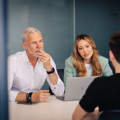 Bitte keine Standardphrasen: Die Nennung von ein bis zwei ehrlichen Schwächen reichen im Vorstellungsgespräch aus, um Ehrlichkeit und Selbstreflexion zu beweisen.