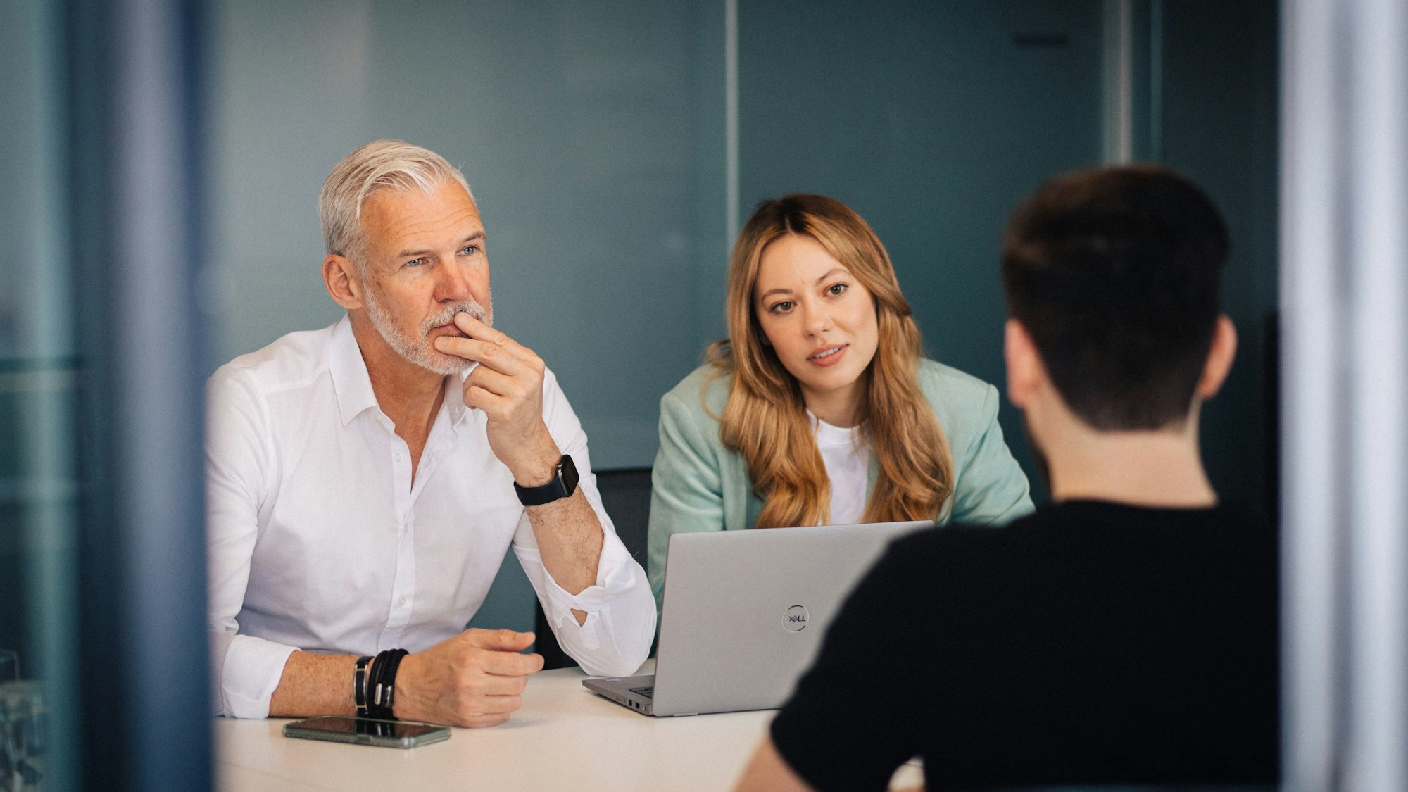 Bitte keine Standardphrasen: Die Nennung von ein bis zwei ehrlichen Schwächen reichen im Vorstellungsgespräch aus, um Ehrlichkeit und Selbstreflexion zu beweisen.