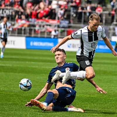 GER, 3. Liga, SSV Ulm 1846 vs FC Viktoria Köln / 04.05.2024, Donaustadion, Ulm, GER, 3. Liga, SSV Ulm 1846 vs FC Viktoria Köln, im Bild Christoph Greger Koeln, 15 rettet gegen Leonardo Weschenfelder Scienza SSV Ulm, 22 *** GER, 3 Liga, SSV Ulm 1846 vs FC Viktoria Köln 04 05 2024, Donaustadion, Ulm, GER, 3 Liga, SSV Ulm 1846 vs FC Viktoria Köln, in the picture Christoph Greger Koeln, 15 saves against Leonardo Weschenfelder Scienza SSV Ulm, 22 nordphotoxGmbHx/xHafner nph00200