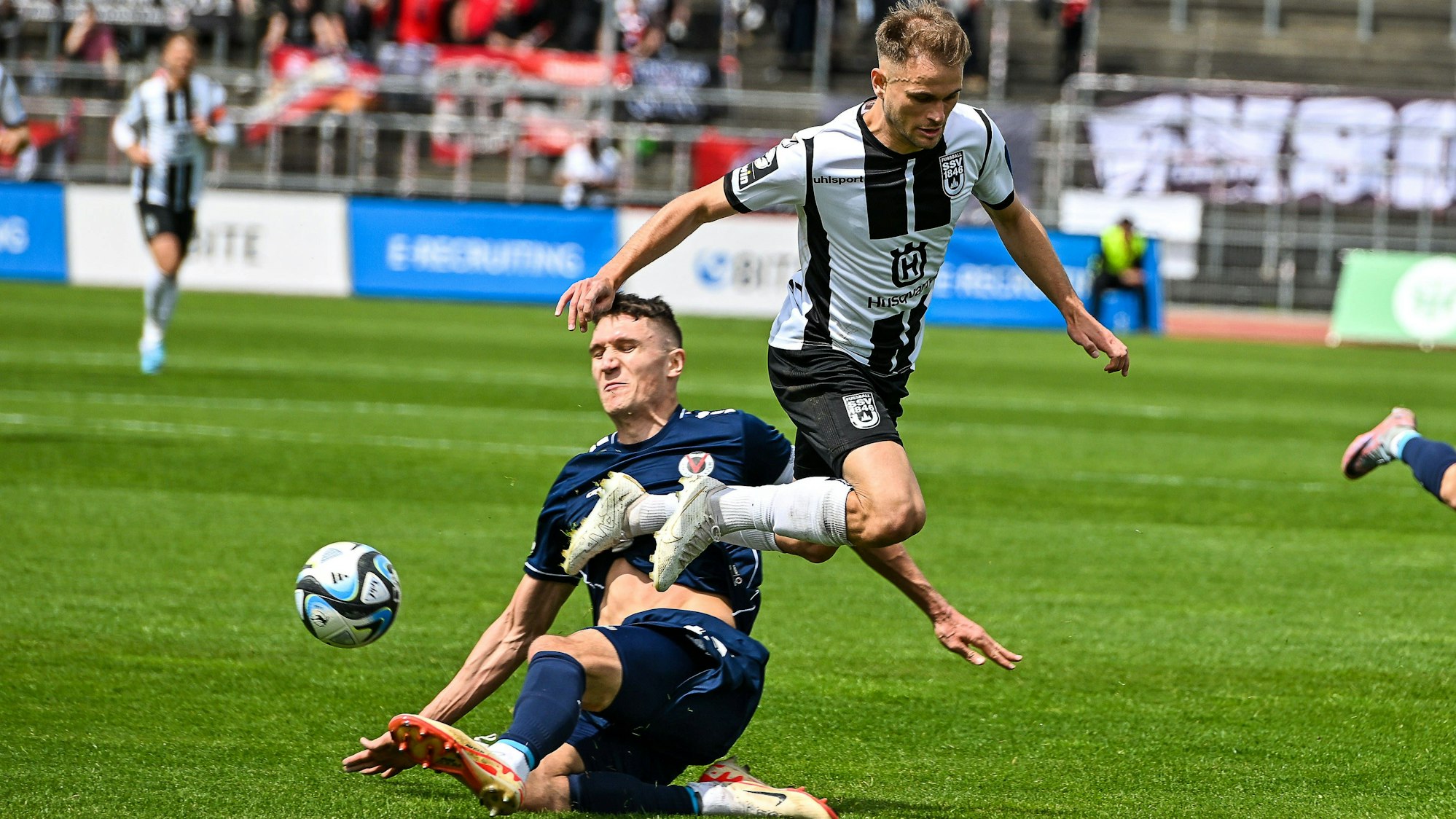 GER, 3. Liga, SSV Ulm 1846 vs FC Viktoria Köln / 04.05.2024, Donaustadion, Ulm, GER, 3. Liga, SSV Ulm 1846 vs FC Viktoria Köln, im Bild Christoph Greger Koeln, 15 rettet gegen Leonardo Weschenfelder Scienza SSV Ulm, 22 *** GER, 3 Liga, SSV Ulm 1846 vs FC Viktoria Köln 04 05 2024, Donaustadion, Ulm, GER, 3 Liga, SSV Ulm 1846 vs FC Viktoria Köln, in the picture Christoph Greger Koeln, 15 saves against Leonardo Weschenfelder Scienza SSV Ulm, 22 nordphotoxGmbHx/xHafner nph00200