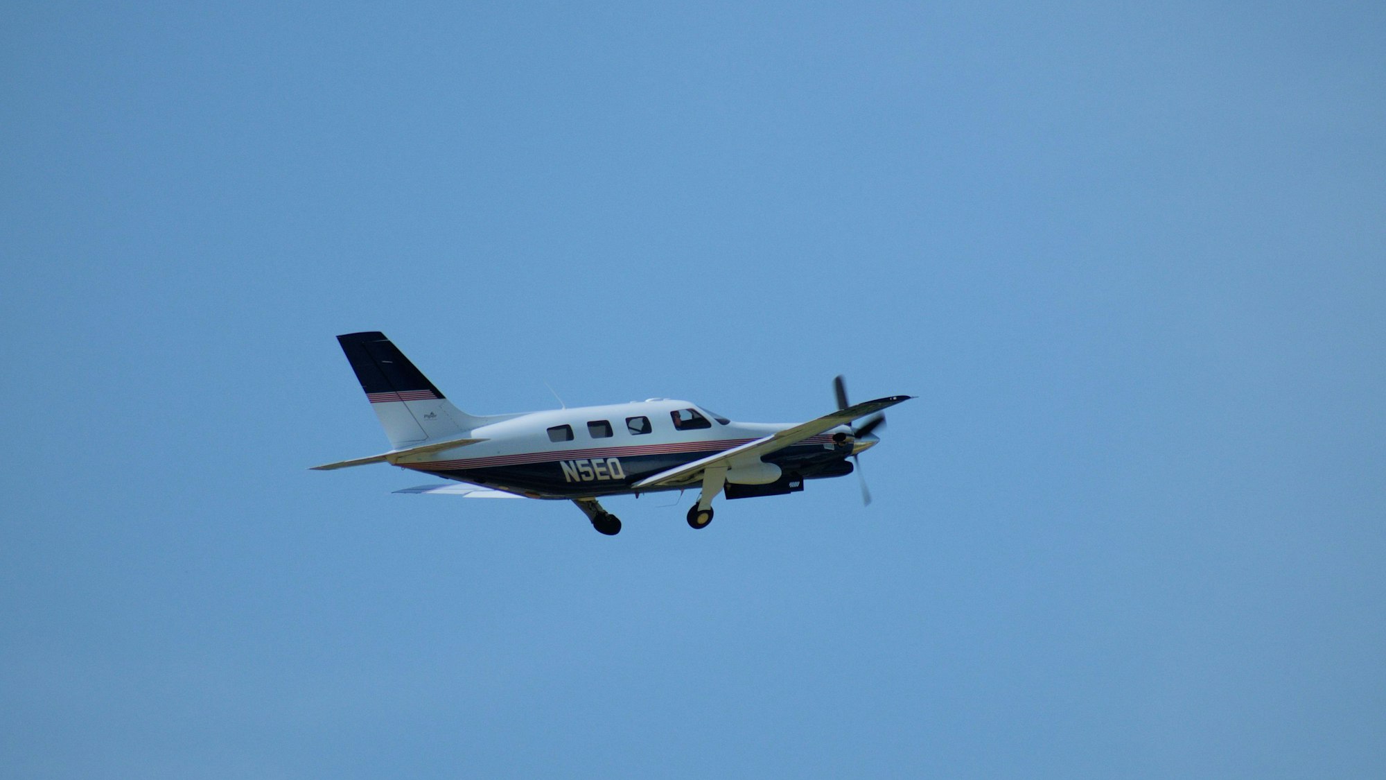 Eine Piper Malibu Mirage fliegt am blauen Himmel über den Ozean hinweg. (Symbolbild)