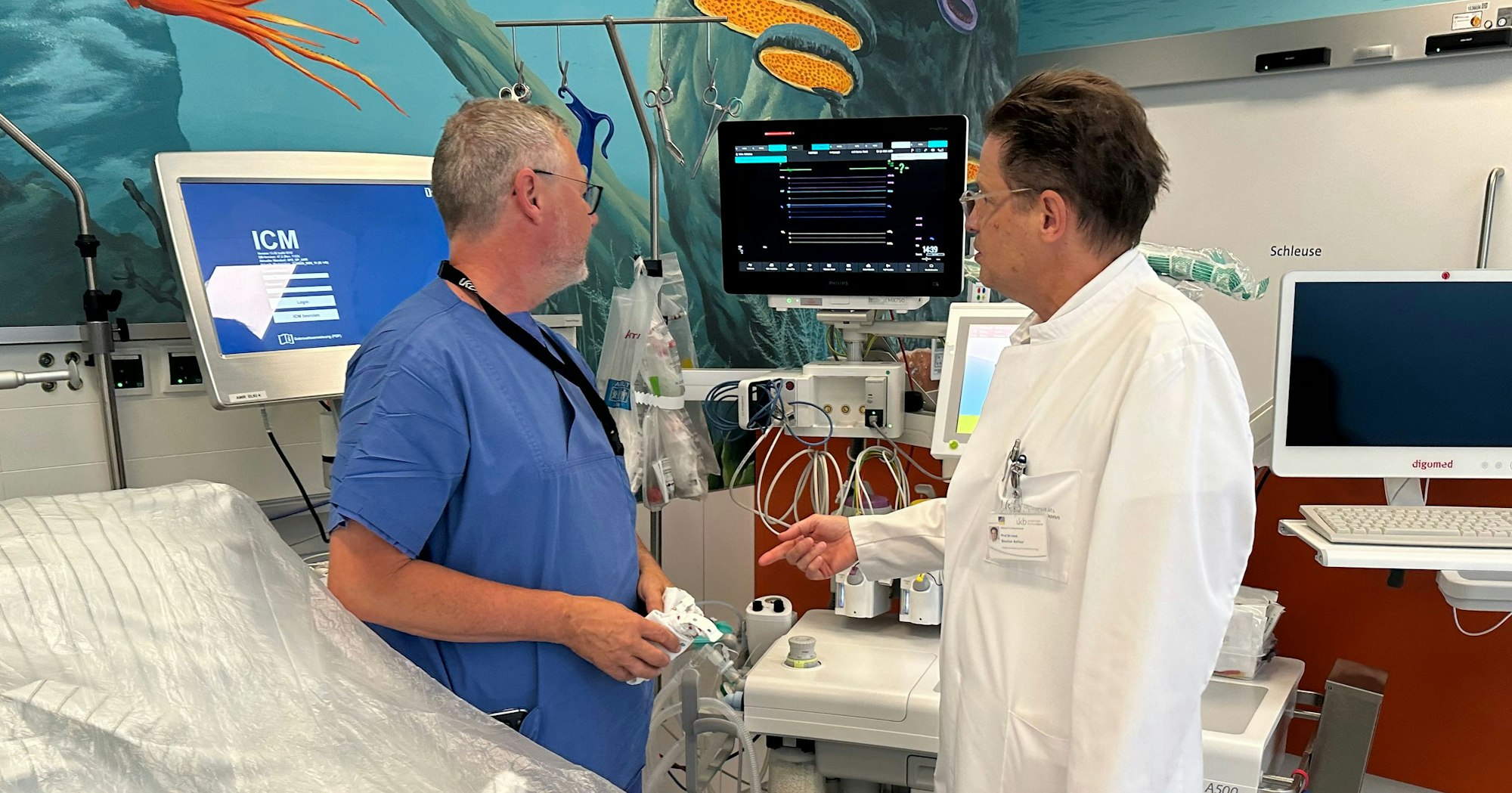 Professor Martin Schneider (l.) und Professor Boulus Asfor an einem Intensivbett für Kleinkinder.