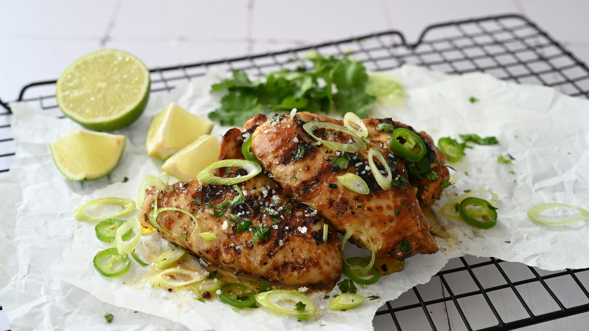 - Die würzigen Chicken Wings werden mit Lauchzwiebeln, scharfe grüne Chili und frischer Limettensaft serviert.