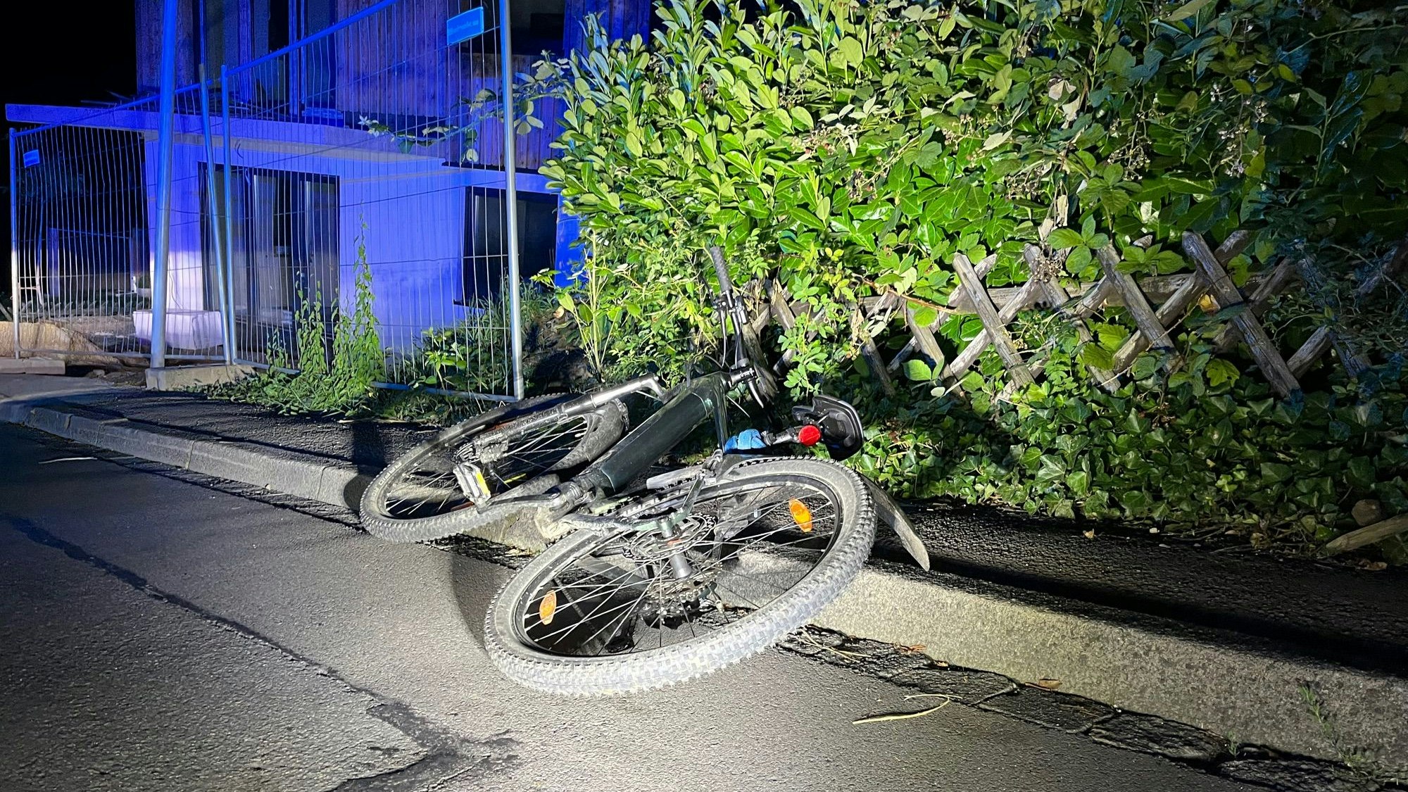 Ein verunfalltes E-Bike liegt am Straßenrand.