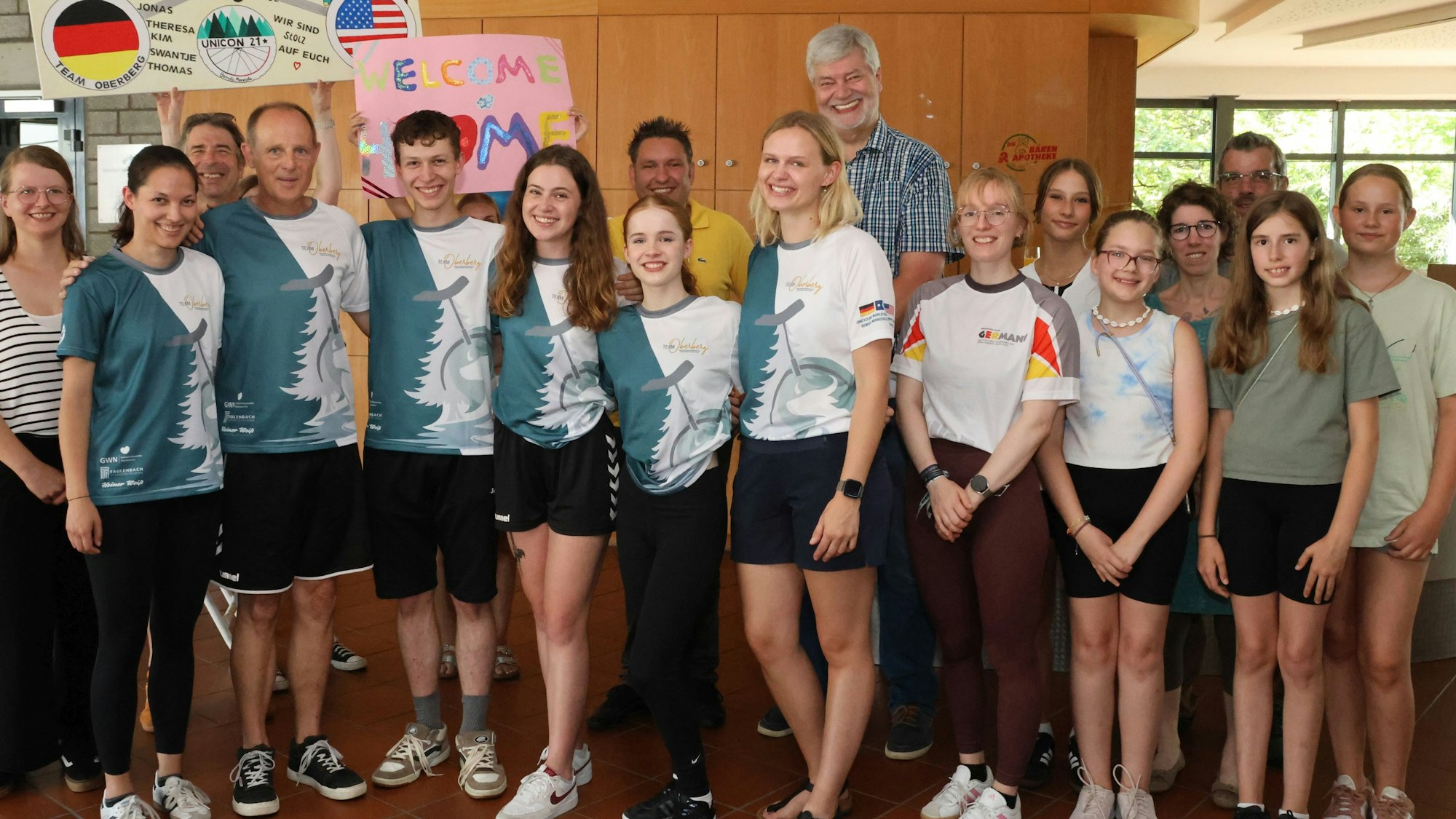 Die Einrad-WM-Teilnehmer stehen eingerahmt von ihrer Trainerin, dem Bürgermeister und den Mannschaftskollegen.