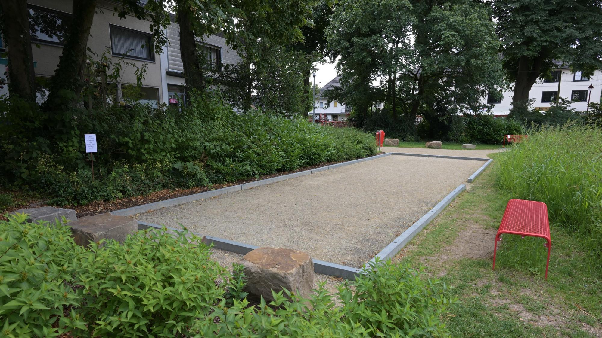 Zu sehen ist eine Boulebahn im Mehrgenerationenpark Refrath.