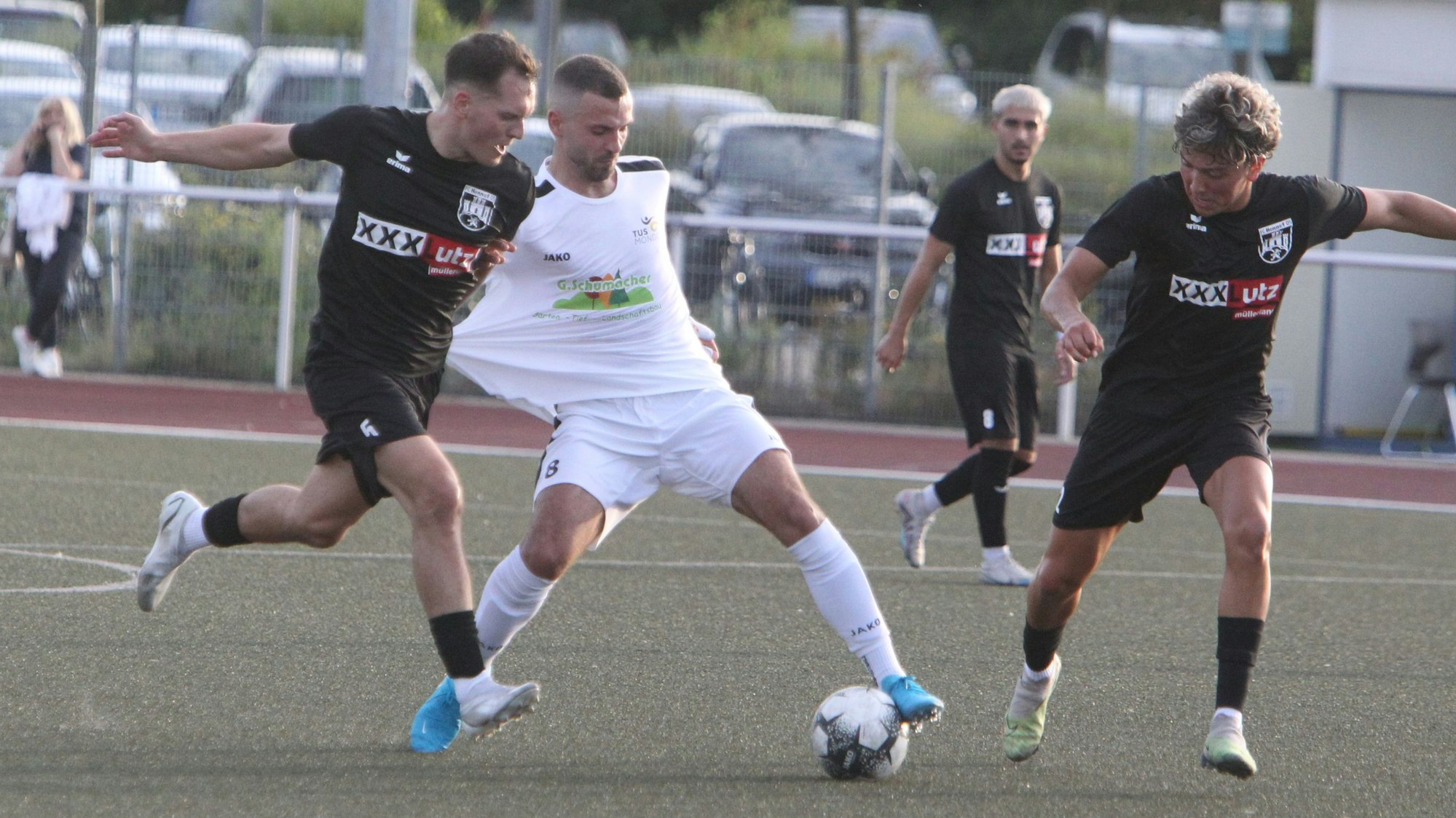 Lindit Gashi (Mitte) vom TuS Mondorf