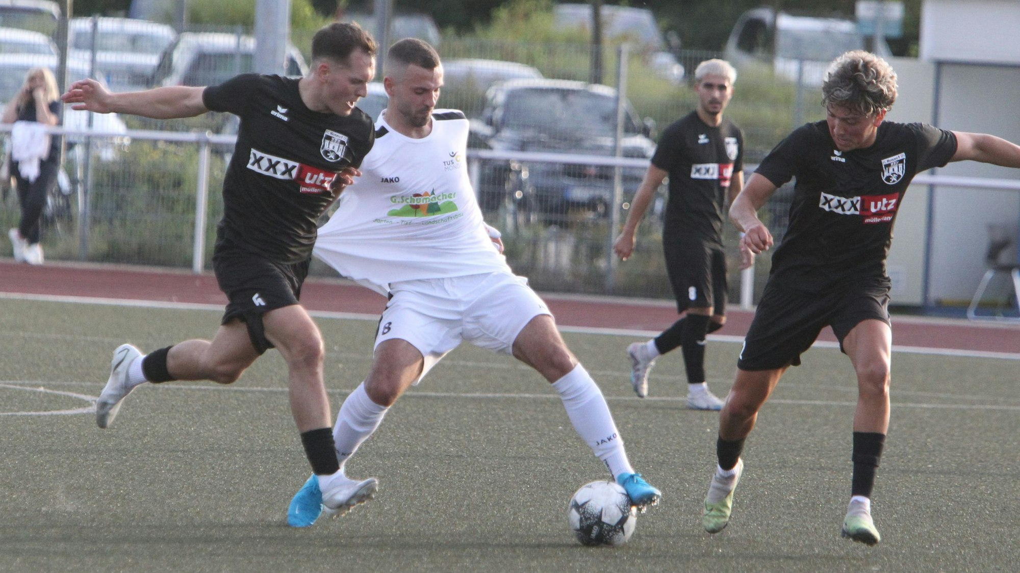 Lindit Gashi (Mitte) vom TuS Mondorf