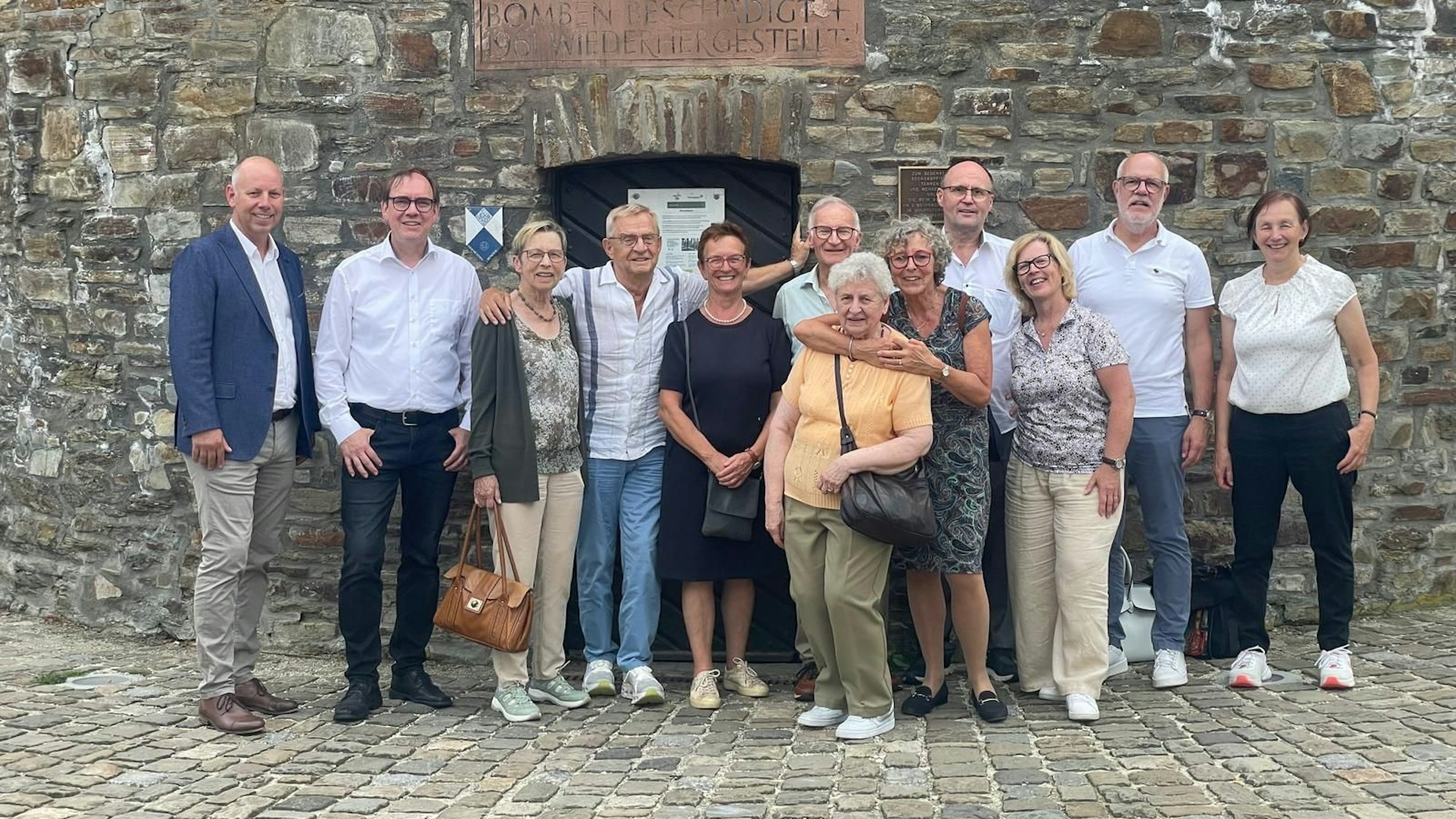 Der Ehrensenat der Kerpener KG Gemütlichkeit mit Ehrenbürgermeister Christian Krings vor dem Büchelturm in St. Vith.