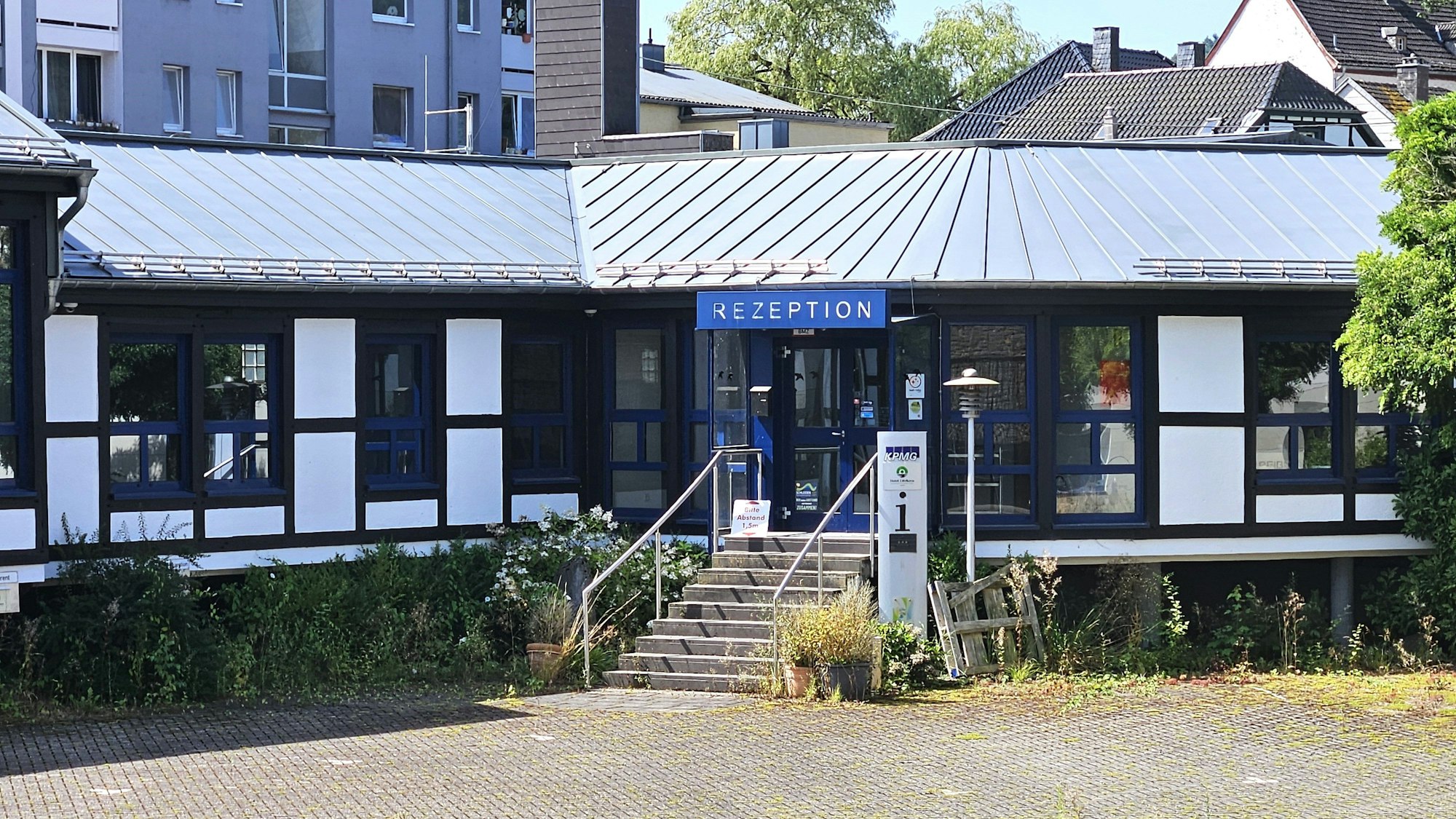 Blick auf den Eingang zur Rezeption.