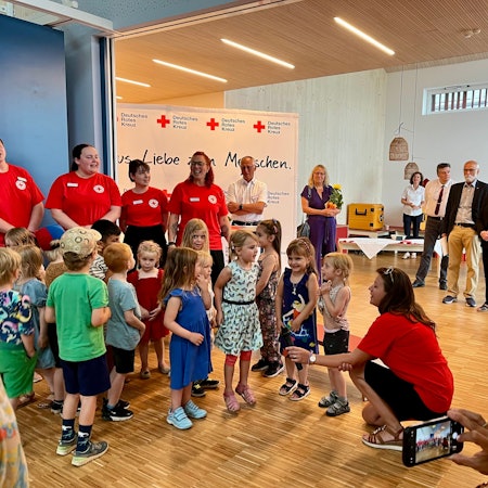 Zwei Gruppen singen unter Anleitung von Leiterin Tatjana Schenk den „Sträßchen-Song“.