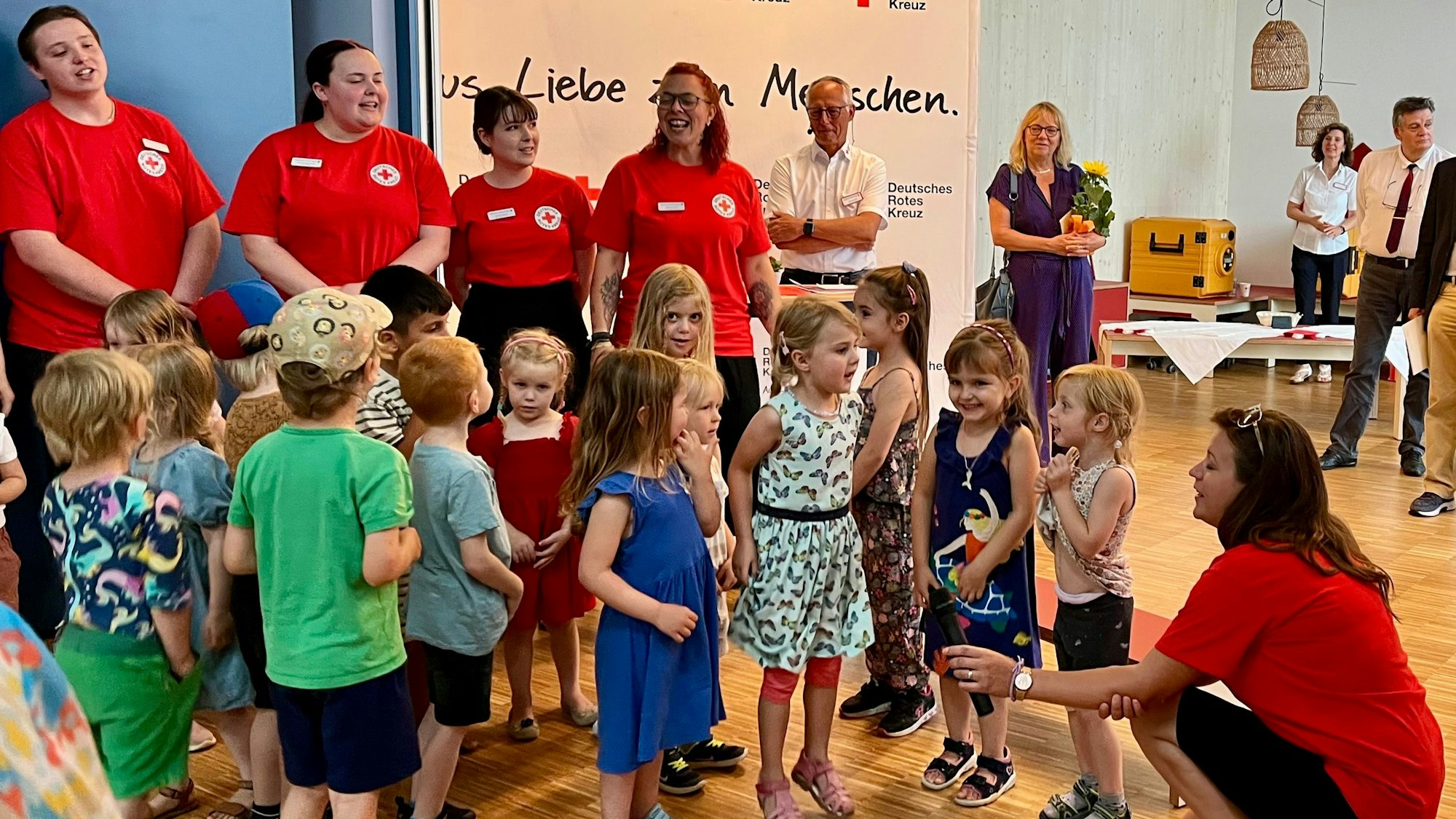 Zwei Gruppen singen unter Anleitung von Leiterin Tatjana Schenk den „Sträßchen-Song“.