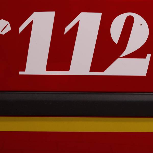 Die Zahl 112 ist auf einem Feuerwehr-Auto zu sehen.