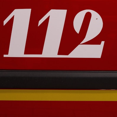 Die Zahl 112 ist auf einem Feuerwehr-Auto zu sehen.