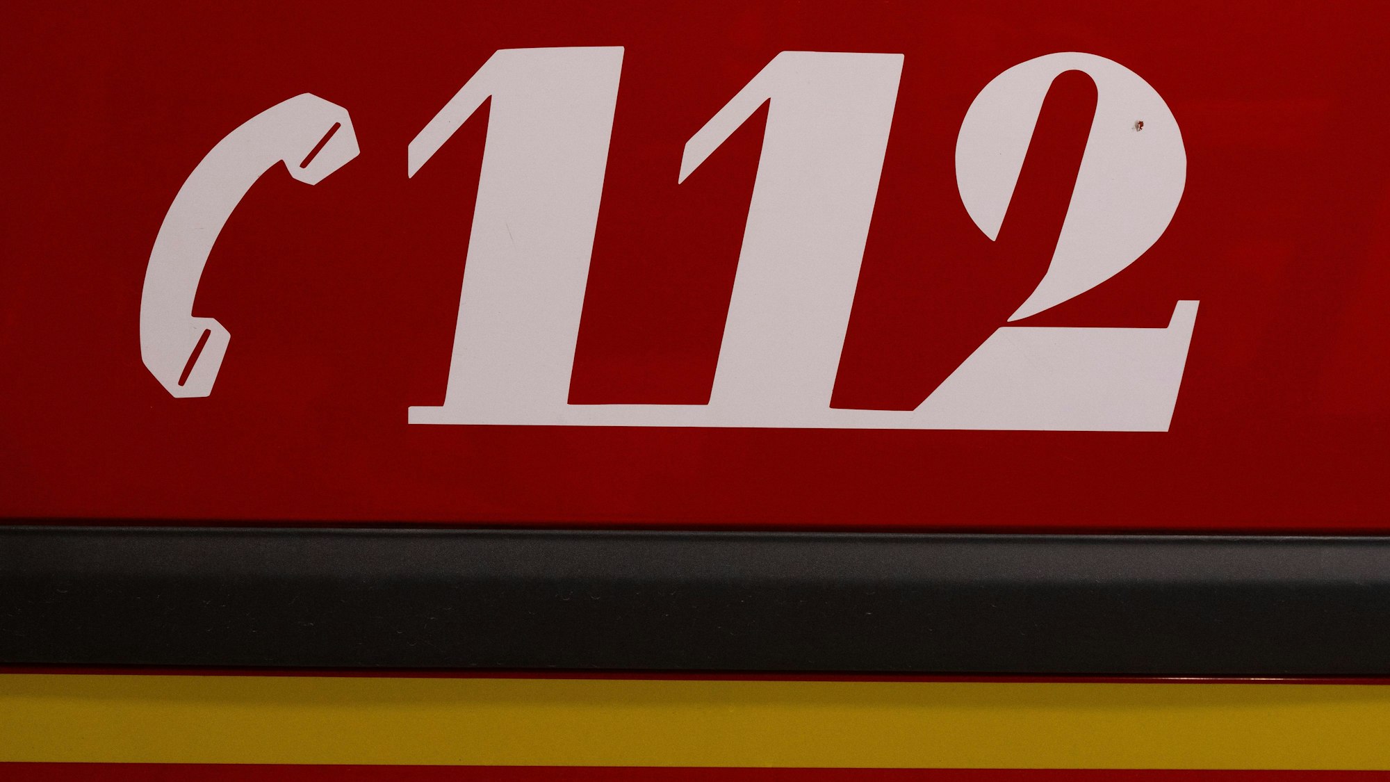 Die Zahl 112 ist auf einem Feuerwehr-Auto zu sehen.