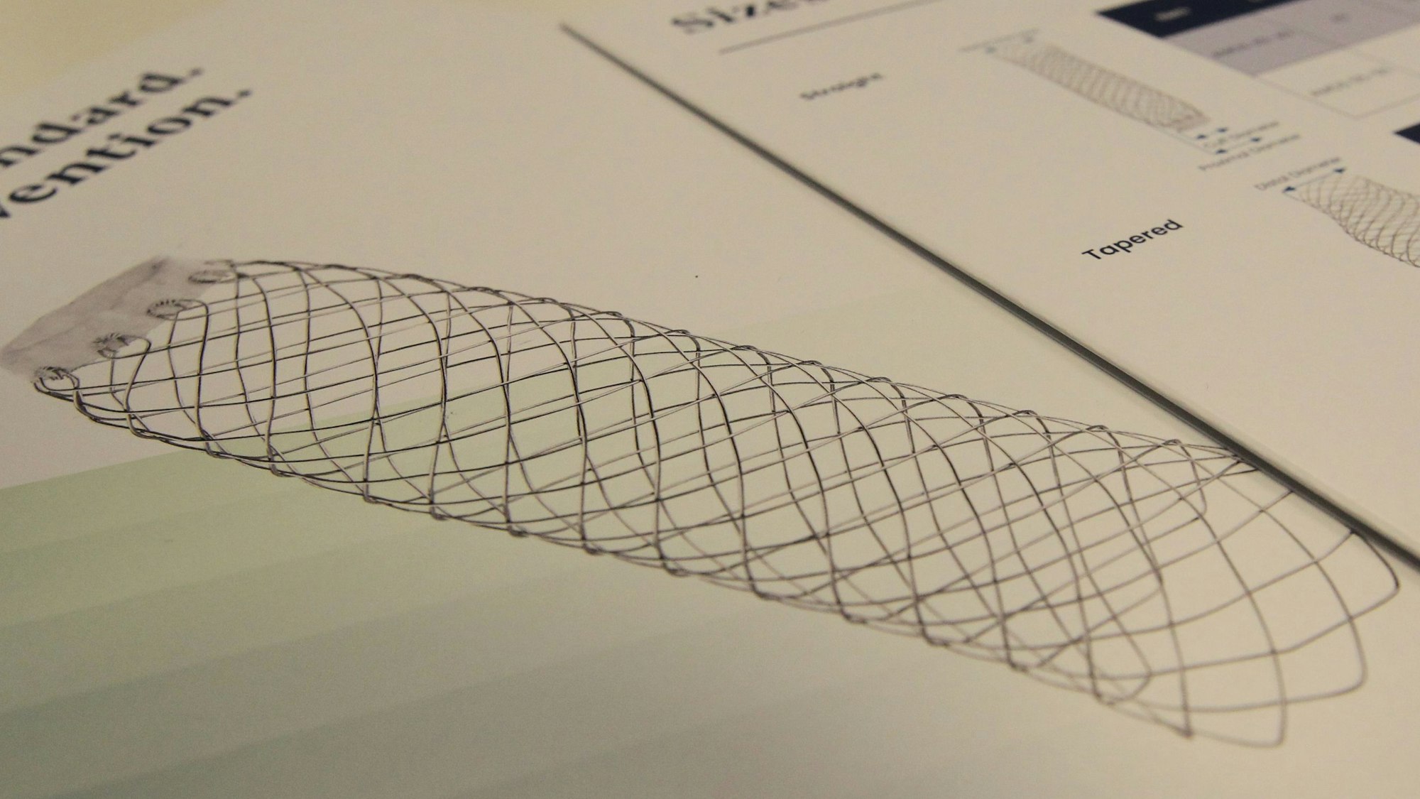 Zeichnung einer Röhre aus dünnen Geflechtfäden.