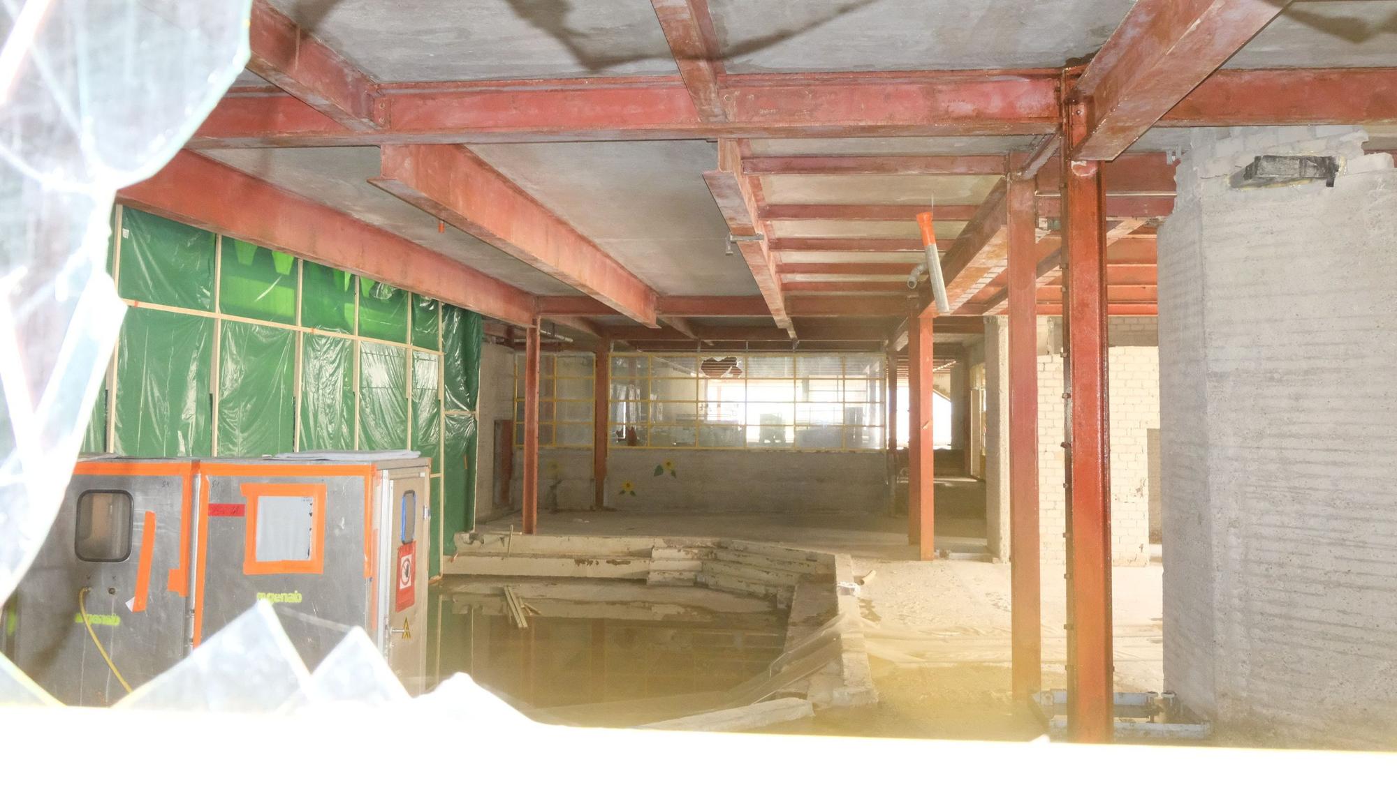 Im Foyer der Schulgebäude-Ruine hat sich ein Wassertümpel gebildet.
