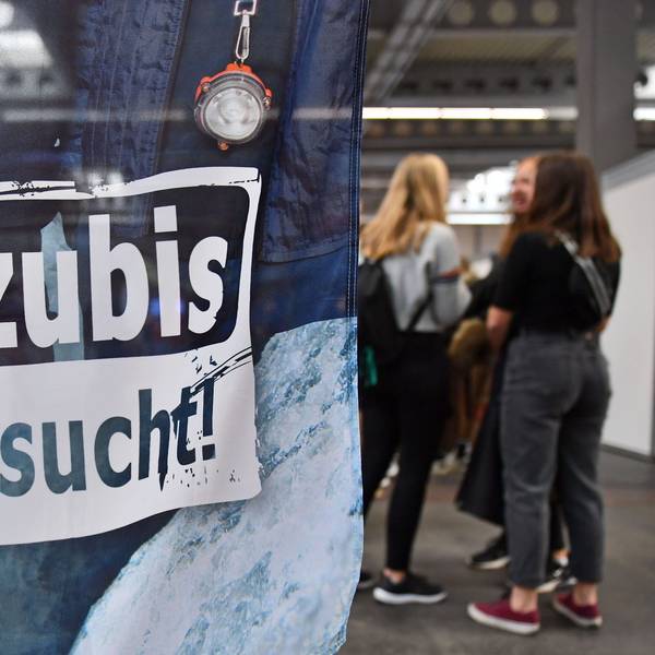 „Azubis gesucht“ steht auf einem Banner bei einer Berufsorientierungsmesse.