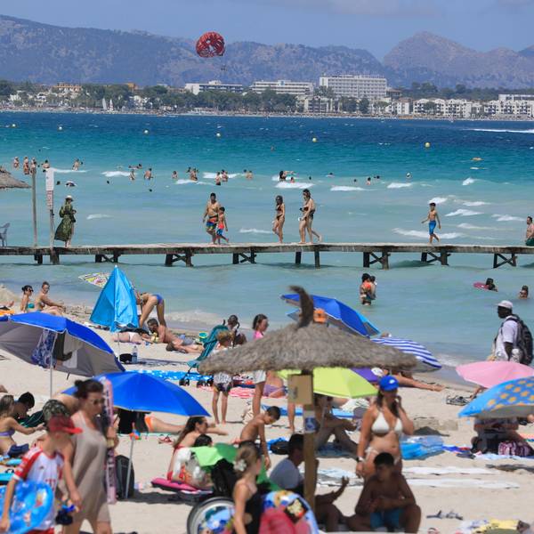 27.07.2024, Spanien, Muro: Menschen sonnen sich am Playa de Muro. Mallorca erwartet die erste Hitzewelle des Sommers. Foto: Clara Margais/dpa +++ dpa-Bildfunk +++