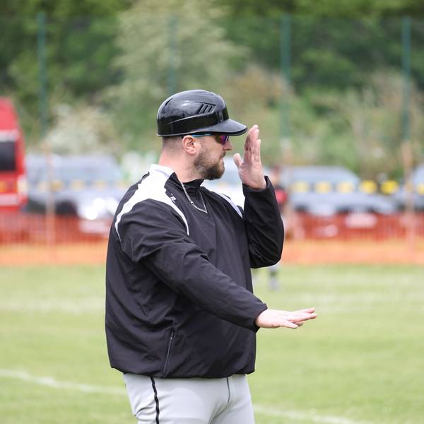 Jens Weiler, hier noch als Trainer der Eagles, gibt gestikulierend Anweisungen.
