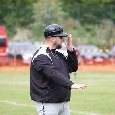 Jens Weiler, hier noch als Trainer der Eagles, gibt gestikulierend Anweisungen.