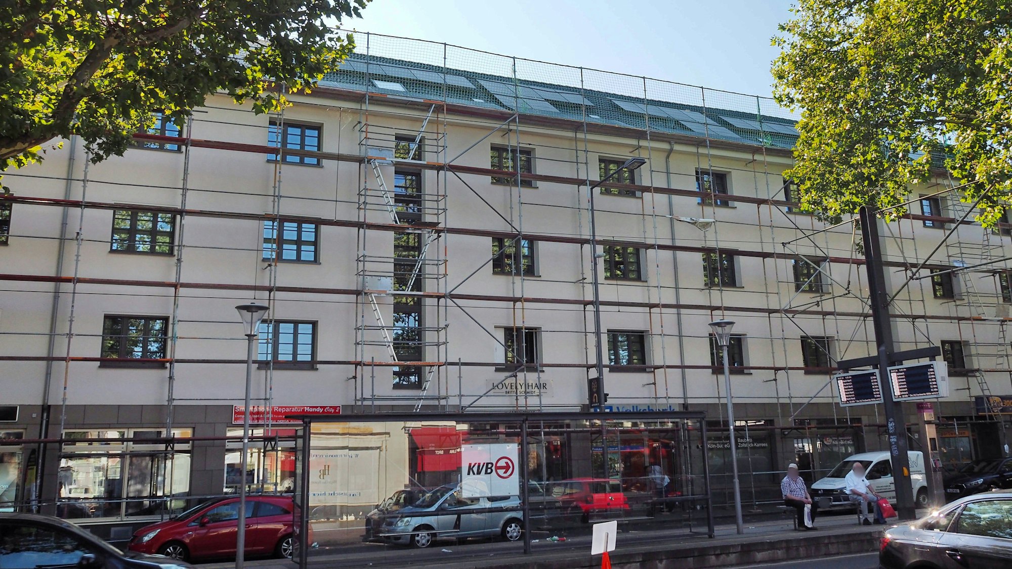 Auf fünf Mehrfamilienhäusern der „Köln-Süd“ am Höninger Weg werden derzeit Photovoltaik-Anlagen installiert.