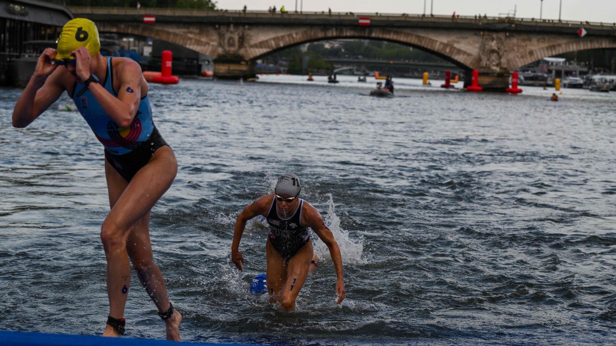 Triathletinnen steigen am Mittwoch (31. Juli) nach dem Schwimmen aus dem Wasser der Seine. Die Strömung war stark.