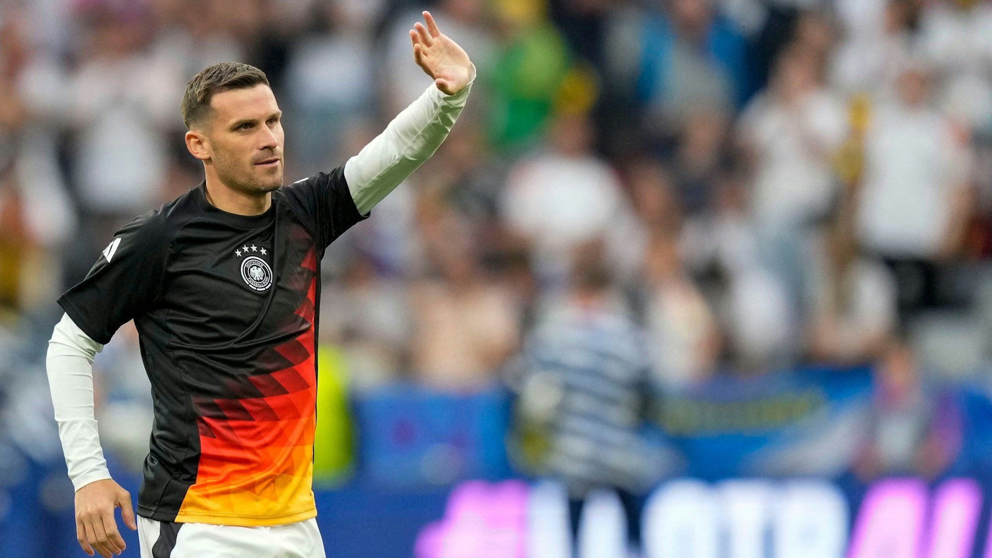 Deutschlands Pascal Gross winkt den Fans beim Aufwärmen vor dem Spiel der Gruppe A zwischen Deutschland und Schottland zu.