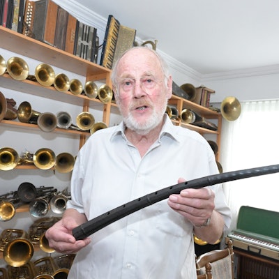 Günter Hett hält einen Zink aus der Zeit Bachs.