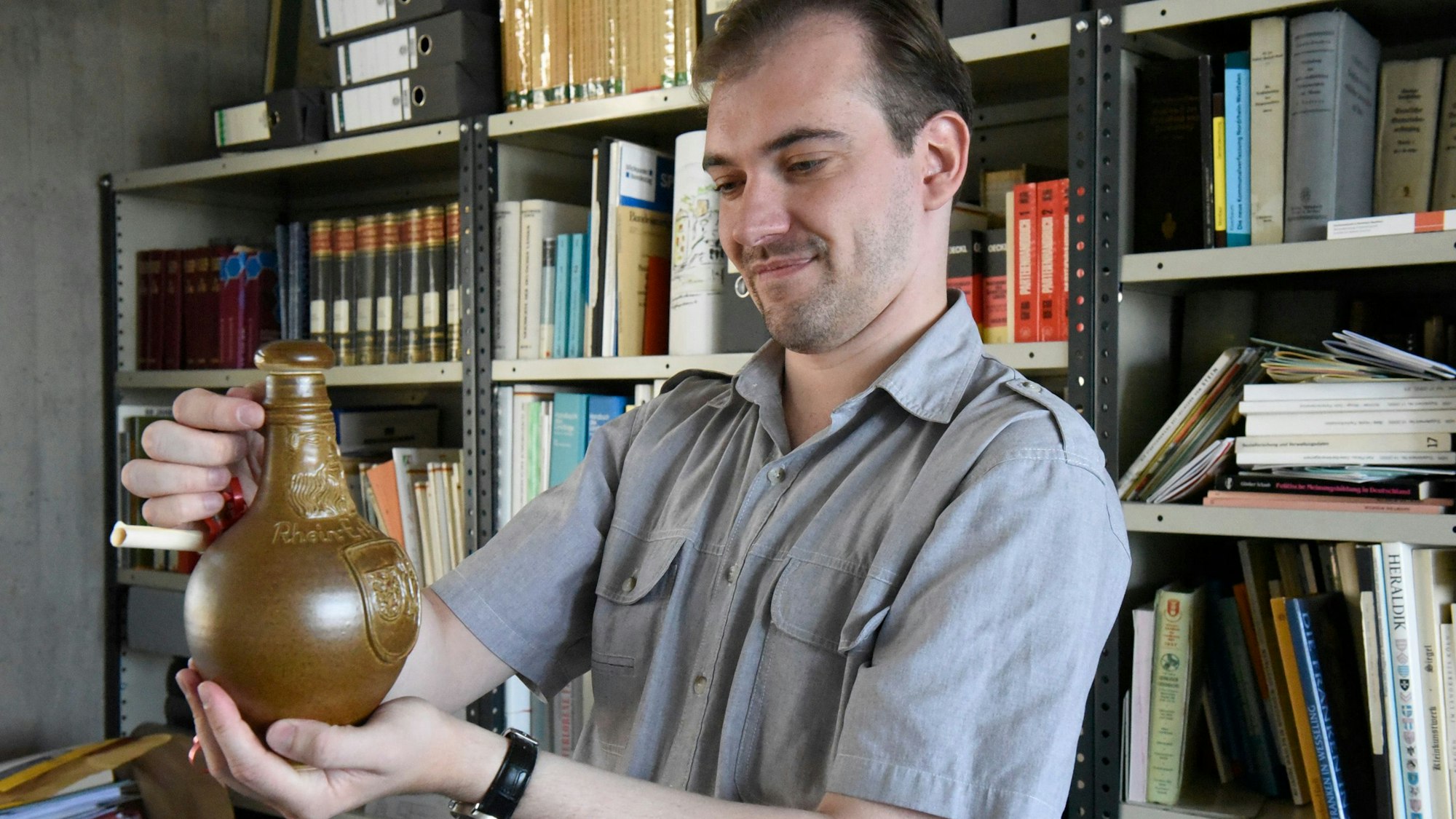 Ein Mann hält einen Krug in den Händen