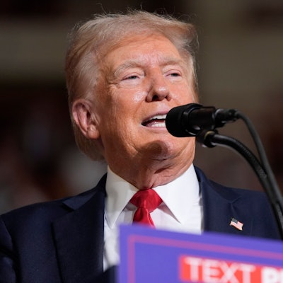 Der ehemalige US-Präsident Donald Trump steht bei einer Wahlkampfveranstaltung am Mikrofon und hält eine Rede vor seinen Anhängern.