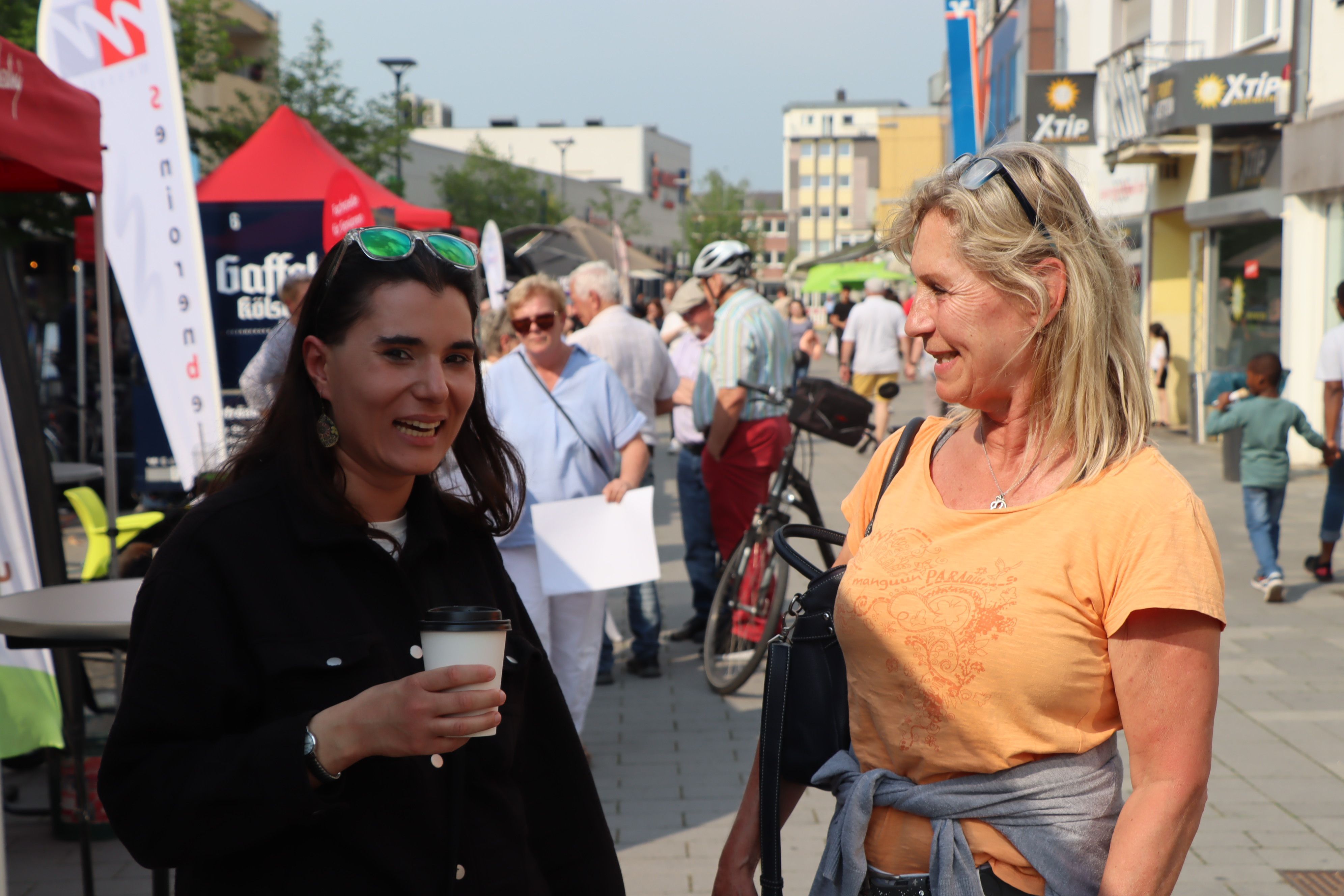Das Foto zeigt Besucherinnen auf dem Feierabendmarkt in Wesseling.
